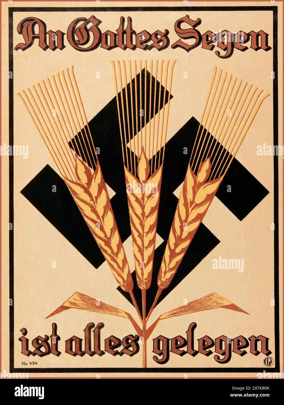„An Gottes Segen ist alles gelegen“ 1934 NAZI-PROPAGANDAPLAKAT MIT Einem RELIGIÖSEN ZITAT, Einem GROSSEN HAKENKREUZ- UND GERSTENPLAKAT mit einem Bild von Gerstenstielen auf einem Hakenkreuz UND einer religiösen Botschaft „alles ist Gottes Segen zu verdanken“. 1934, als dieses Poster verteilt wurde, hatte Deutschland Schwierigkeiten, die Folgen der Weltwirtschaftskrise zu bewältigen. Sechs Millionen Deutsche waren arbeitslos und kämpften um Nahrung. Die organisierte Religion, insbesondere die Evangelische Kirche, war eine der wichtigsten Säulen der deutschen Gesellschaft. Stockfoto