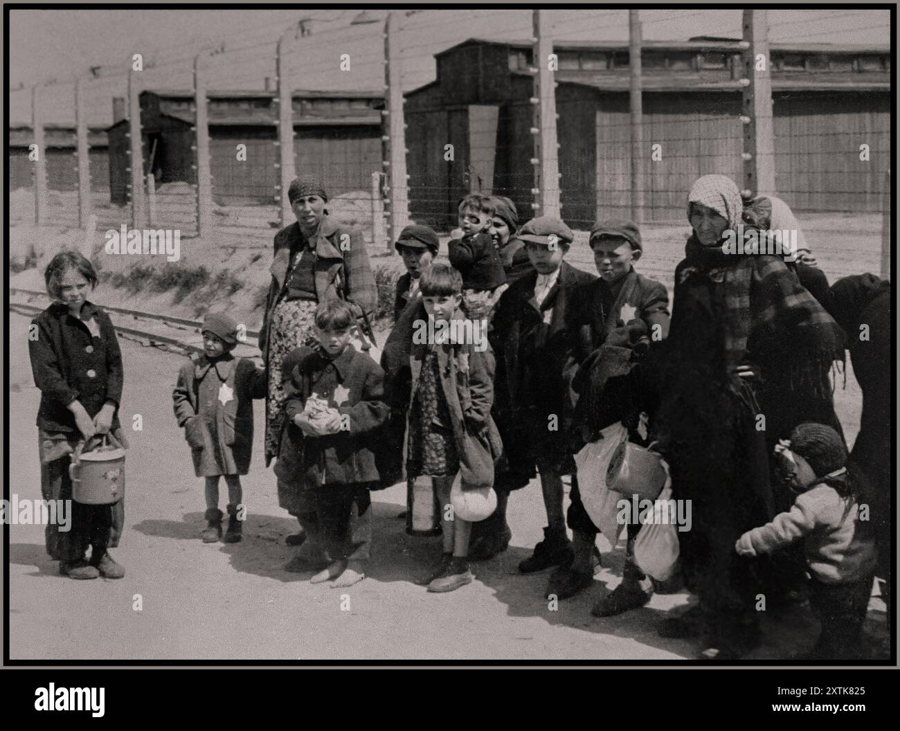 AUSCHWITZ-VERNICHTUNGSLAGER 2. Weltkrieg jüdische Frauen und Kinder aus den Unterkarpaten Rus, die in Auschwitz-Birkenau zum Tode ausgewählt wurden, laufen unwissentlich in Richtung der Gaskammern. Eine deutliche Erinnerung aus der Geschichte, an die schockierende Unmenschlichkeit des Menschen. Fotograf Bernhardt Walter/Ernst Hofmann Datum Mai 1944 Auschwitz, [Oberschlesien] Polen Stockfoto