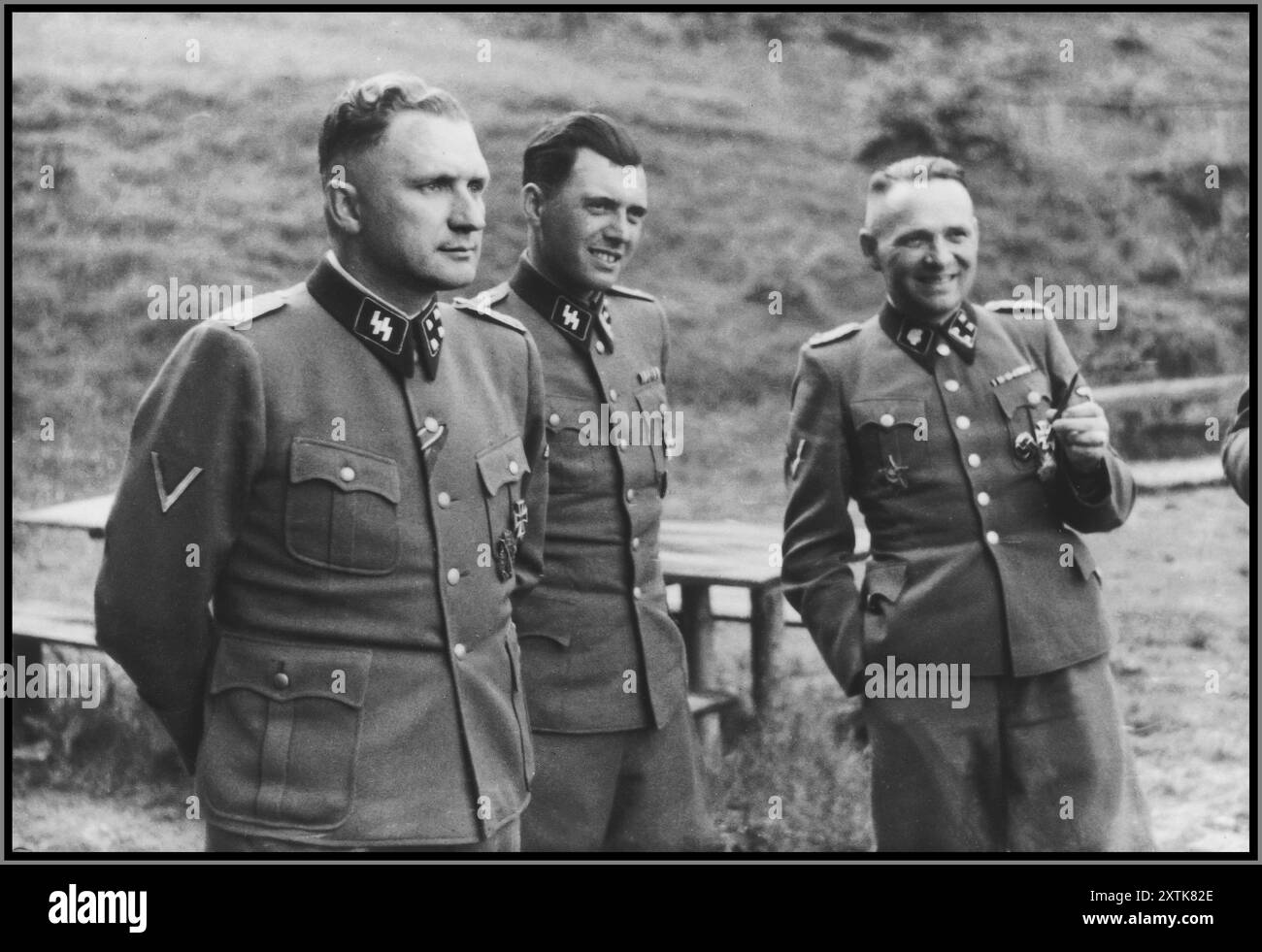 AUSCHWITZ drei SS-Offiziere treffen sich auf dem Gelände des SS-Rückzugs von Solahuette vor dem Konzentrationslager Auschwitz von links nach rechts: Richard Bär (Kommandant von Auschwitz), Dr. Josef Mengele und Rudolf Hoess (ehemaliger Kommandant von Auschwitz). Basierend auf den Offizieren, die Solahutte besuchten, wurden die Fotos zu Ehren von Rudolf Hoess aufgenommen, der seine Amtszeit als Garnisonkommandant beendete. 22. Juli 1944 - 29. Juli 1944 Solahutte, [Oberschlesien; Auschwitz] Polen Stockfoto