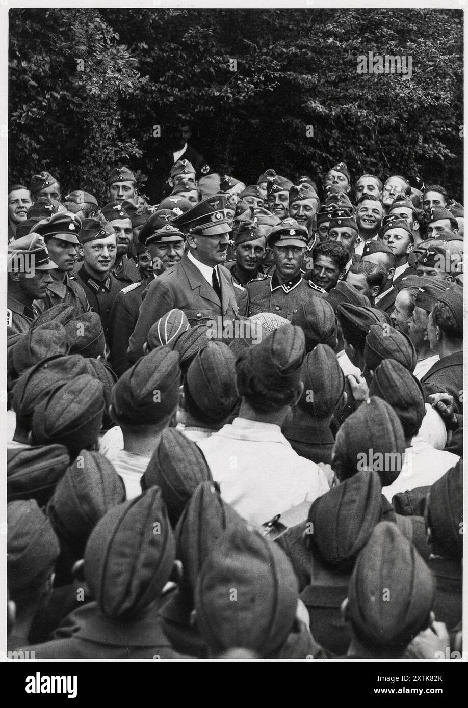 1941 trifft sich Adolf Hitler mit einer großen Gruppe von Fliegern der Luftwaffe der Nazis. Auch einige Waffen-SS-Armeeoffiziere präsentieren. „Der Anführer unter seinen Soldaten“. Propagandabild zur Förderung von Adolf Hitler und der NSDAP in Kriegszeiten. Fotograf Heinrich Hoffmann 1933 - 1944 Nazi-Deutschland II. Weltkrieg Stockfoto
