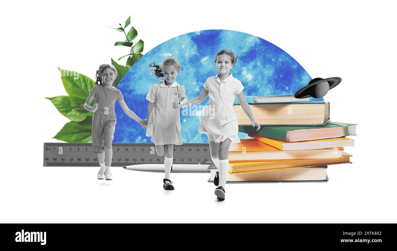 Poster. Zeitgenössische Kunstcollage. Drei Klassenkameraden, die zusammen auf Unterricht vor Hintergrund mit kosmischen Elementen und Büchern laufen. Zurück zur Schule Stockfoto