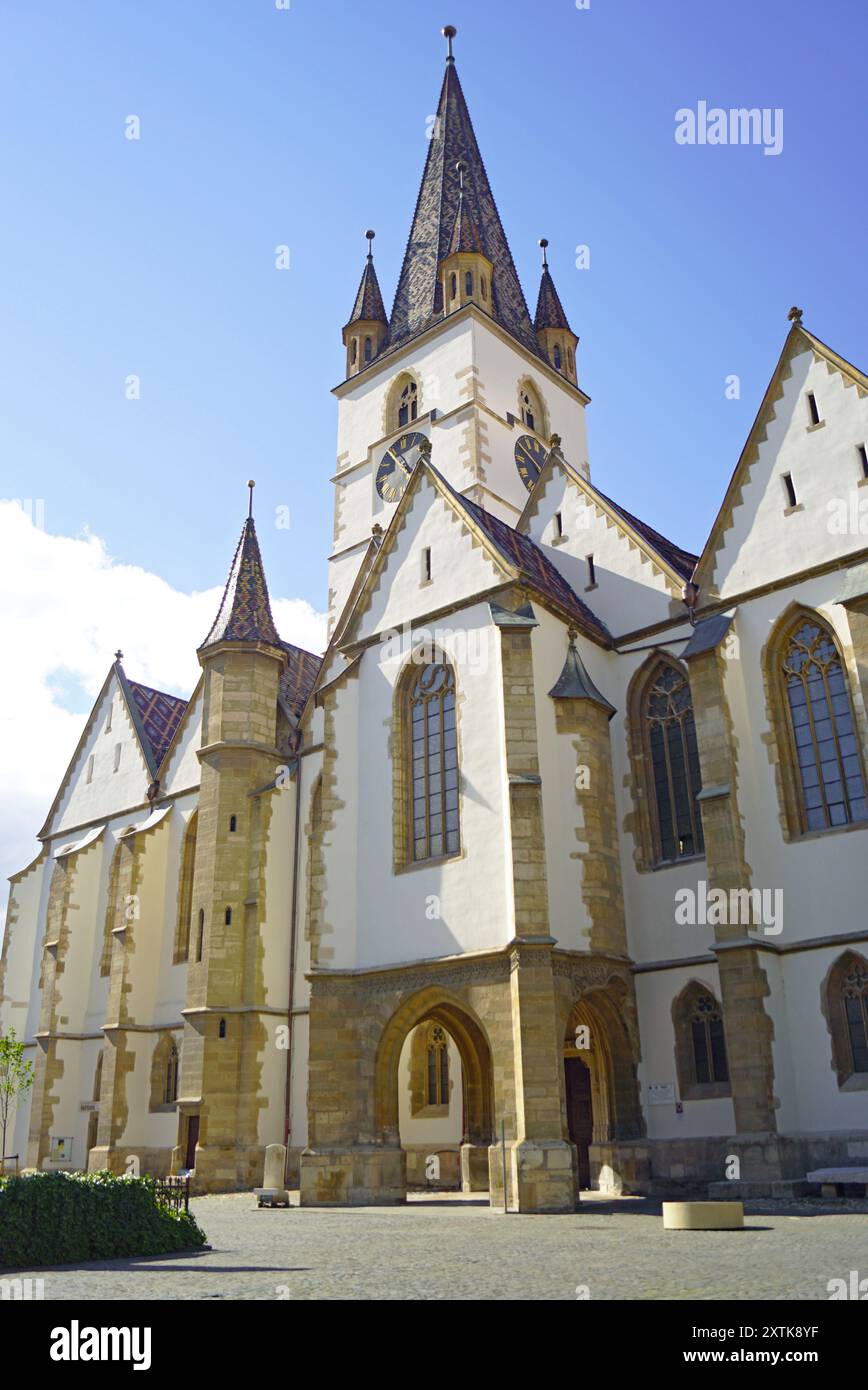 Blick auf die Hauptfassade der Kirche Santa Maria (Catedrala Evanghelică Sfânta Maria auf Rumänisch) in Sibiu. Gotische Architektur in Siebenbürgen Stockfoto