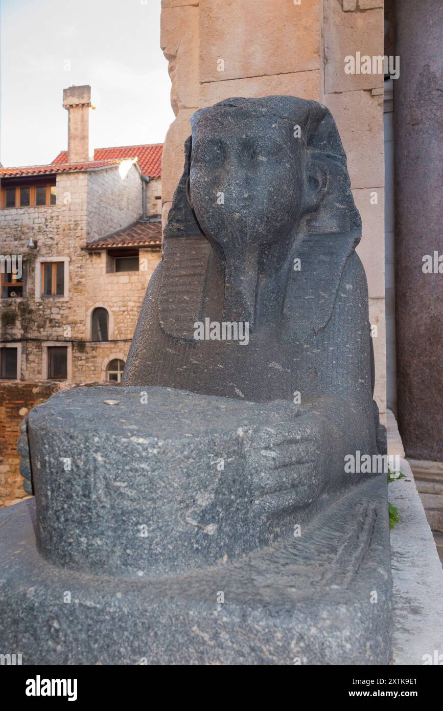 Die letzte verbliebene ägyptische Sphinx, die aus schwarzem Granit gefertigt und von Kaiser Diokletian nach Niederschlagung eines ägyptischen Aufstandes um das Jahr 297 n. Chr. in den Palast des Diokletians gebracht wurde. (138) Stockfoto