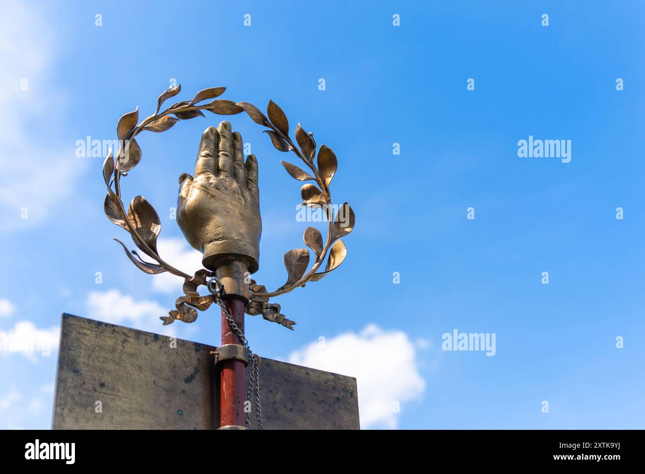 Alte römische Legionsflagge mit Symbolen mit blauem Himmel im Hintergrund Stockfoto