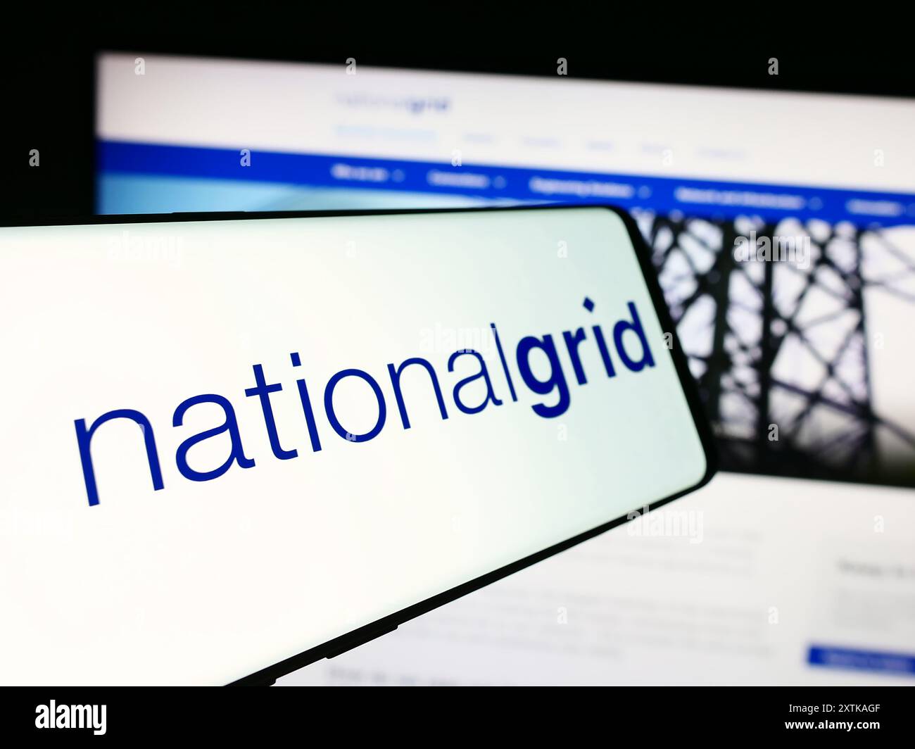 Handy mit Logo des britischen Energieversorgers National Grid plc vor der Business-Website. Fokussieren Sie sich auf die linke Mitte des Telefondisplays. Stockfoto