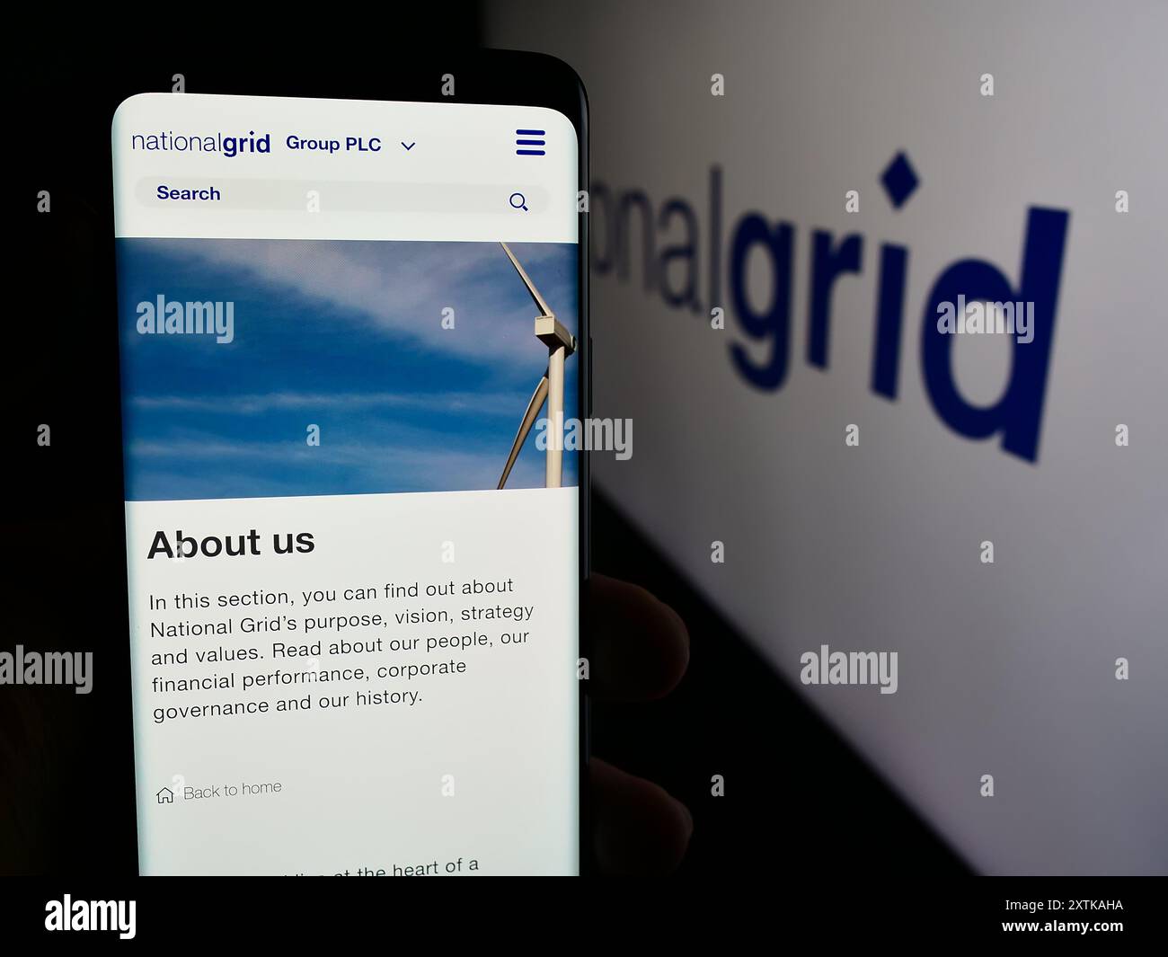 Person, die das Logo der Webseite des britischen Energieversorgers National Grid plc vor dem Logo hält. Konzentrieren Sie sich auf die Mitte des Telefondisplays. Stockfoto