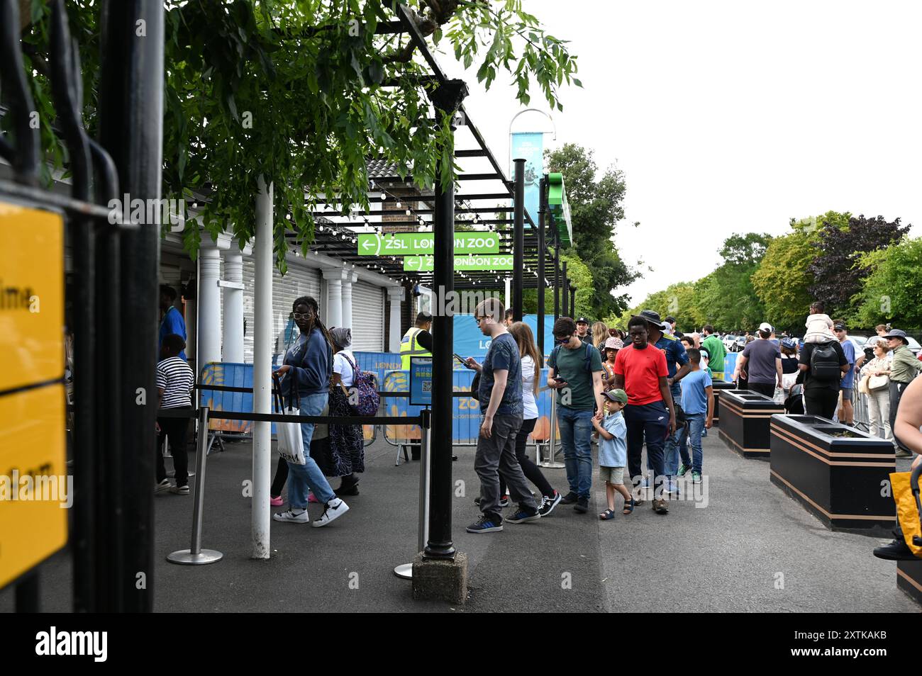 Das letzte Stück von Banksys Animals-Serie wurde am frühen Dienstag, dem 13. August morgens im Londoner Zoo enthüllt und zeigt einen Gorilla, der ein Tor hebt, während verschiedene Tiere, darunter ein Seelöwe und ein Trio neugieriger Augen, im Hintergrund zu sehen sind . Sie hat viele Besucher und Medien auf sich aufmerksam gemacht . Die Passanten waren von einer Überraschung begeistert. Stockfoto