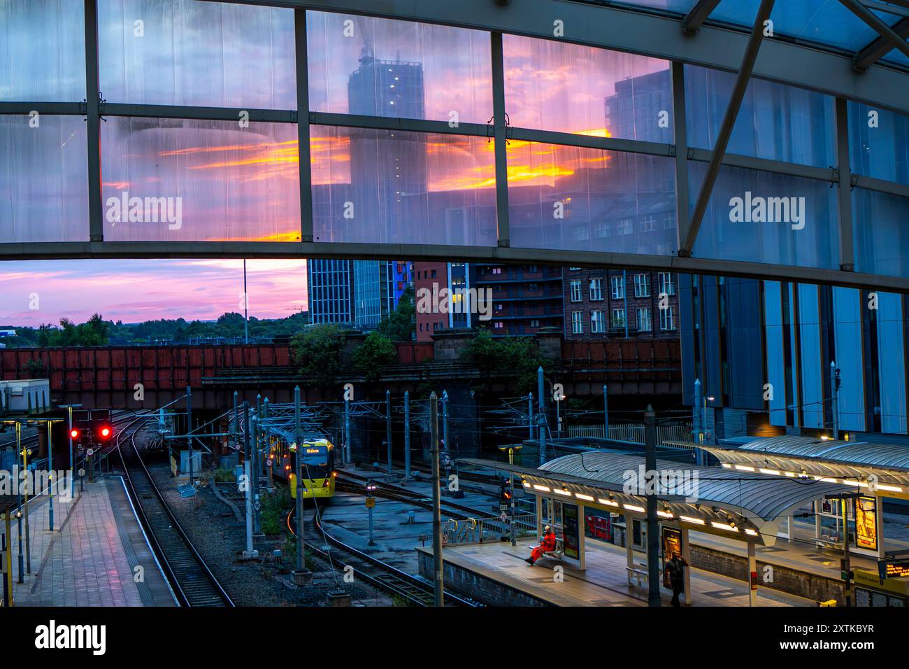 Bild eines wunderschönen Sonnenaufgangs an der Manchester Victoria Station Stockfoto