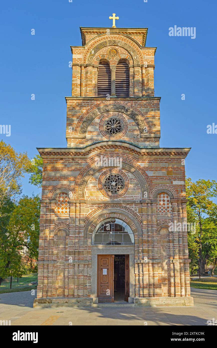 Krusevac, Serbien - 12. Oktober 2023: Eintritt zur serbisch-orthodoxen Kirche Lazarica sonniger Herbsttag in der Altstadt. Stockfoto