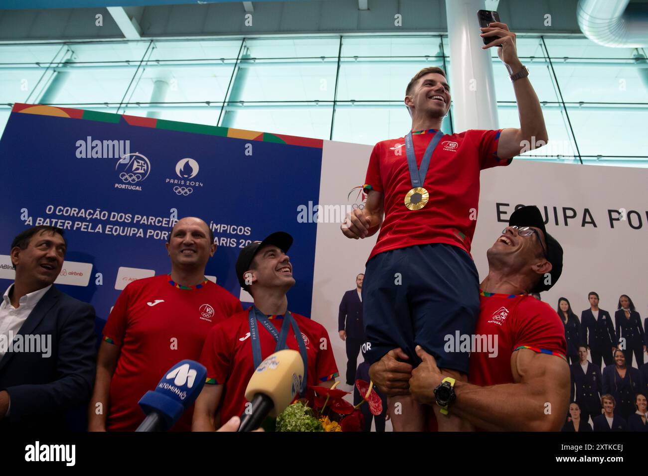 Iuri Leitão und Rui Oliveira, Radfahrer und Meister der Olympischen Spiele in Paris, die am Flughafen Francisco Sá Carneiro angekommen sind. Portugiesische Athleten und Gefolgsleute kommen am Flughafen Sá Carneiro an. Stockfoto