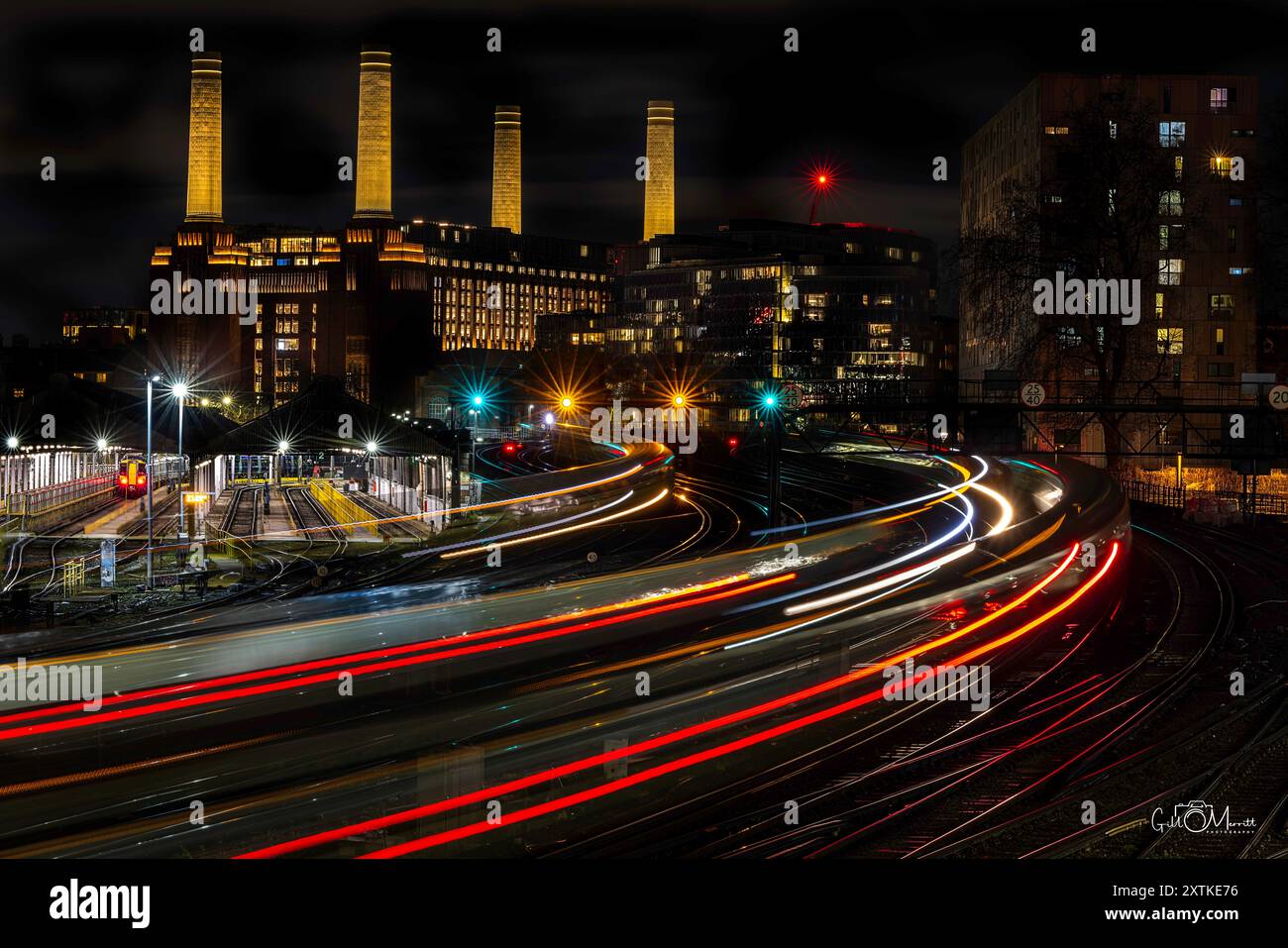 Battersea Power Station mit Lichtspuren von der Ebury Bridge Stockfoto