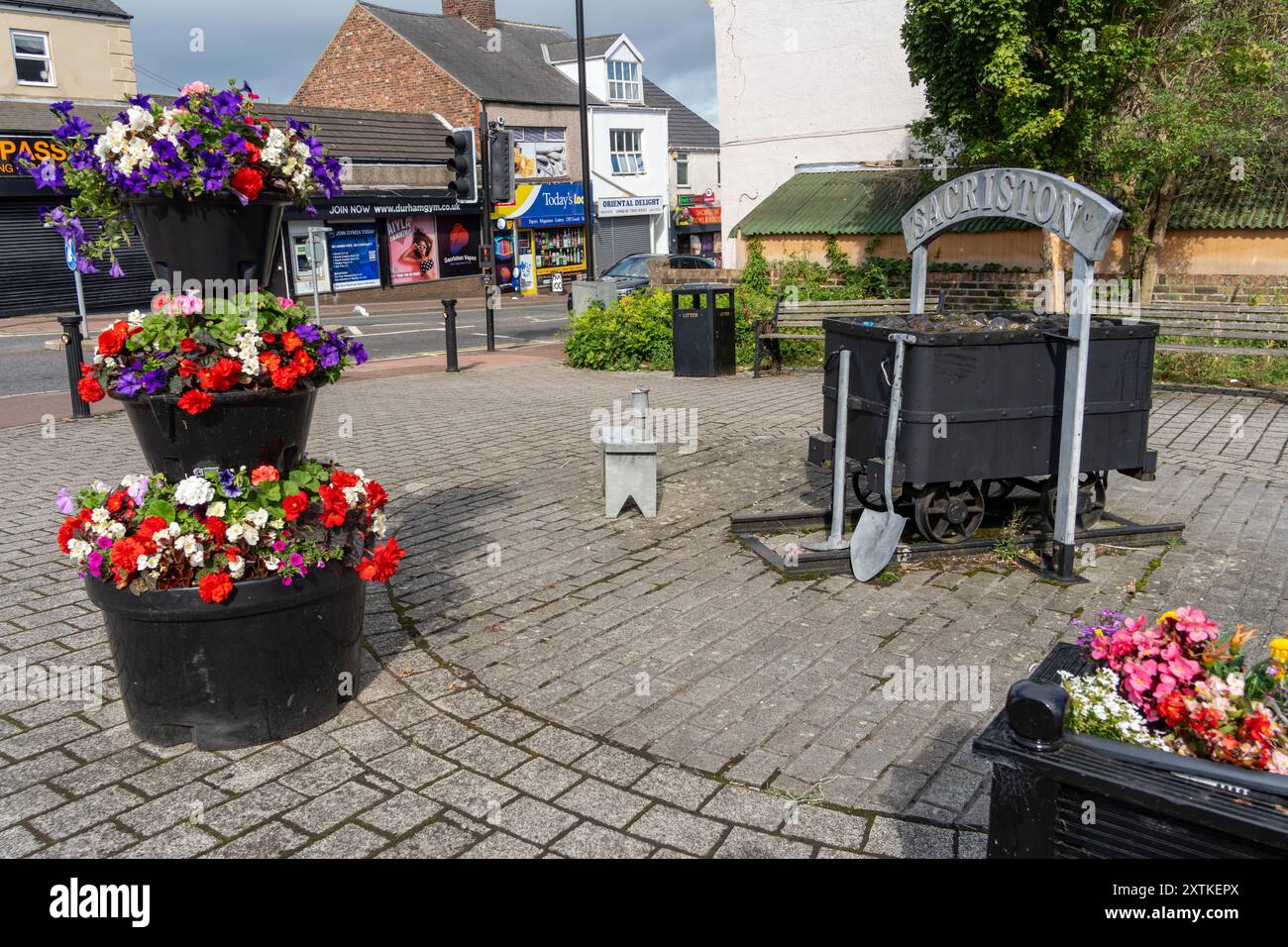 Sacriston, County Durham, Großbritannien. Sacriston Coal Tub Display - ein Bergbaudenkmal und Stadtschild Stockfoto