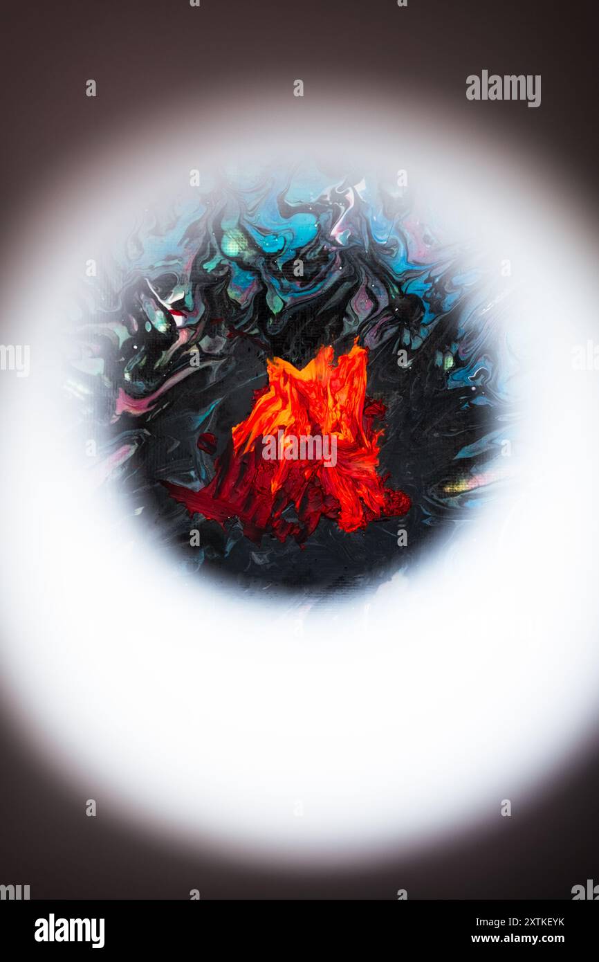 Bildende Kunst, die das Feuer des Gewissens mit Acryl- und Ölfarbe auf Leinwand darstellt und das Bild durch eine Polystyrolröhre fotografiert. Stockfoto