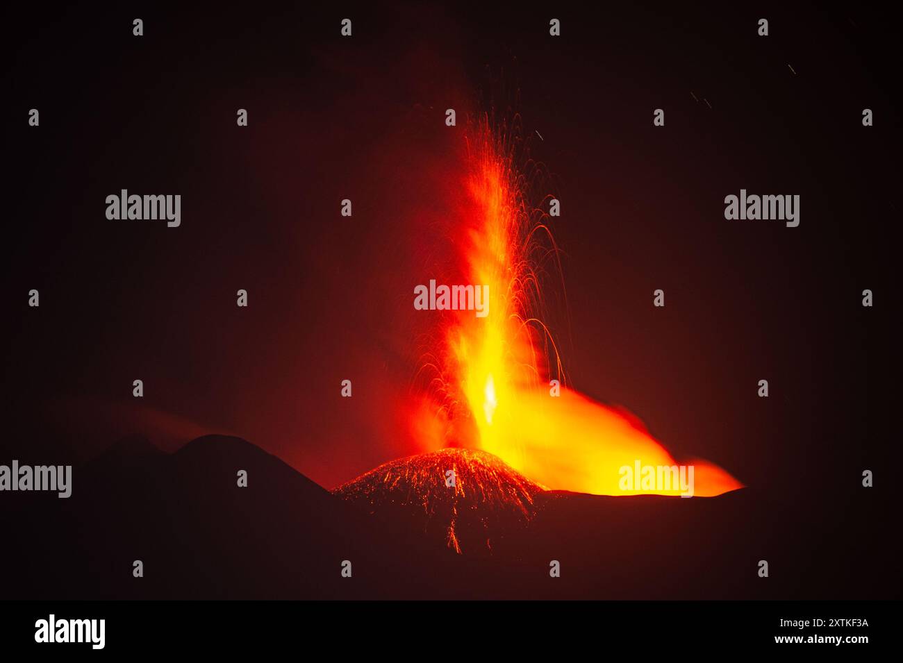 Riposto, Catania, Italien. August 2024. Lava bricht aus dem Abgrund des Ätna aus, der als zentraler Lüftungskanal bezeichnet wird. Blick von Riposto in der Nähe von Catania, am späten Mittwochabend, 14. August. Der Lavabrunnen erzeugte eine Eruptionswolke, die in seiner intensivsten Phase eine Höhe von etwa 9,5 km mit Ascheabfall in den umliegenden Dörfern erreichte (Credit Image: © Salvatore Cavalli/ZUMA Press Wire) NUR REDAKTIONELLE VERWENDUNG! Nicht für kommerzielle ZWECKE! Stockfoto