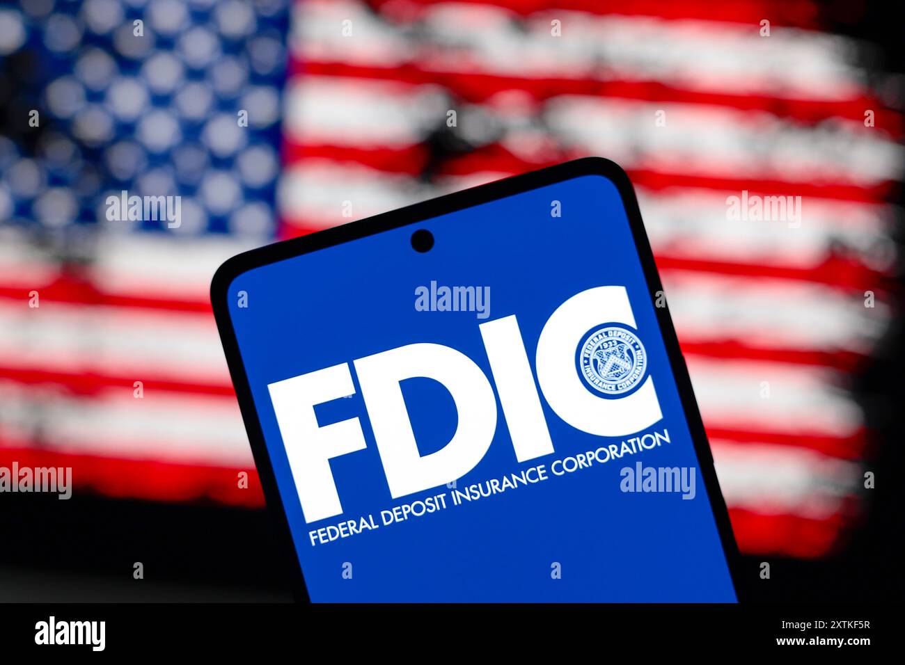 Paraguay. August 2024. In dieser Abbildung wird das Logo der Federal Deposit Insurance Corporation (FDIC) auf einem Smartphone-Bildschirm und die Flagge der Vereinigten Staaten von Amerika (USA) im Hintergrund angezeigt. (Foto von Jaque Silva/SOPA Images/SIPA USA) *** ausschließlich für redaktionelle Nachrichten *** Credit: SIPA USA/Alamy Live News Stockfoto