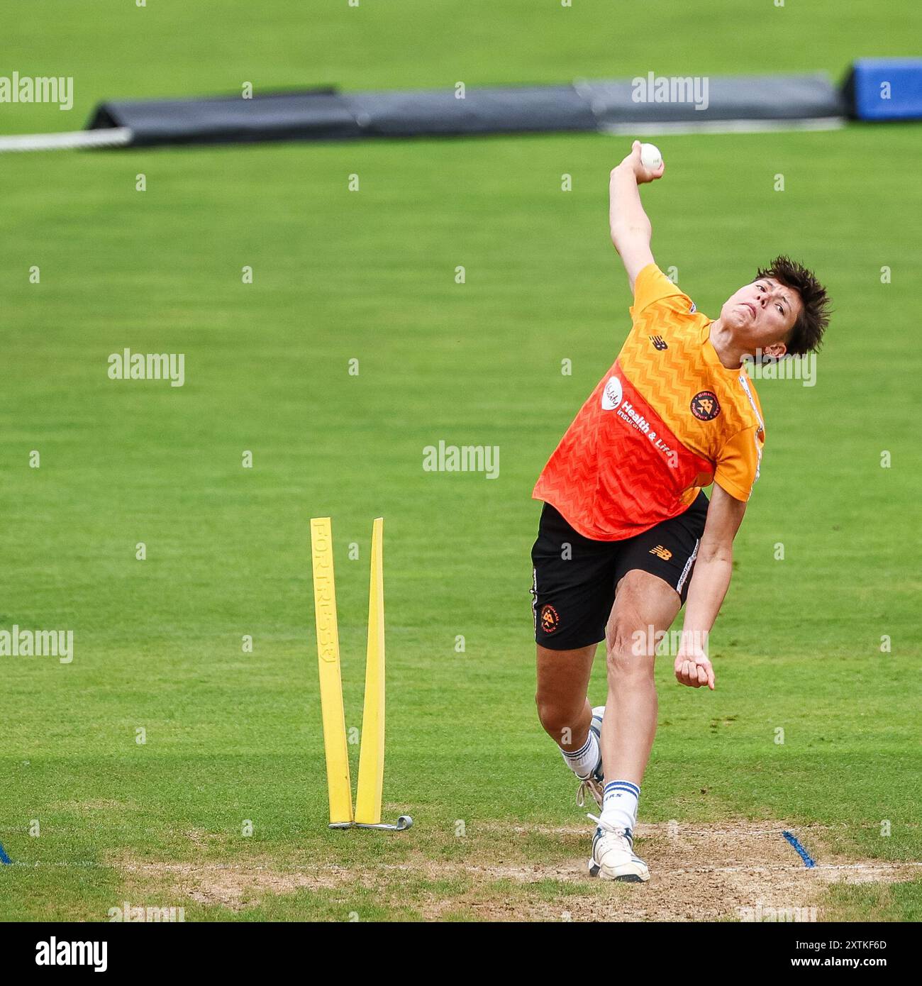 Birmingham, Großbritannien. August 2024. Issy Wong von Birmingham Phoenix in Action Bowling während des Hundred Women Matches zwischen Birmingham Phoenix Women und Manchester Originals Women am 15. August 2024 im Edgbaston Cricket Ground in Birmingham, England. Foto von Stuart Leggett. Nur redaktionelle Verwendung, Lizenz für kommerzielle Nutzung erforderlich. Keine Verwendung bei Wetten, Spielen oder Publikationen eines einzelnen Clubs/einer Liga/eines Spielers. Quelle: UK Sports Pics Ltd/Alamy Live News Stockfoto