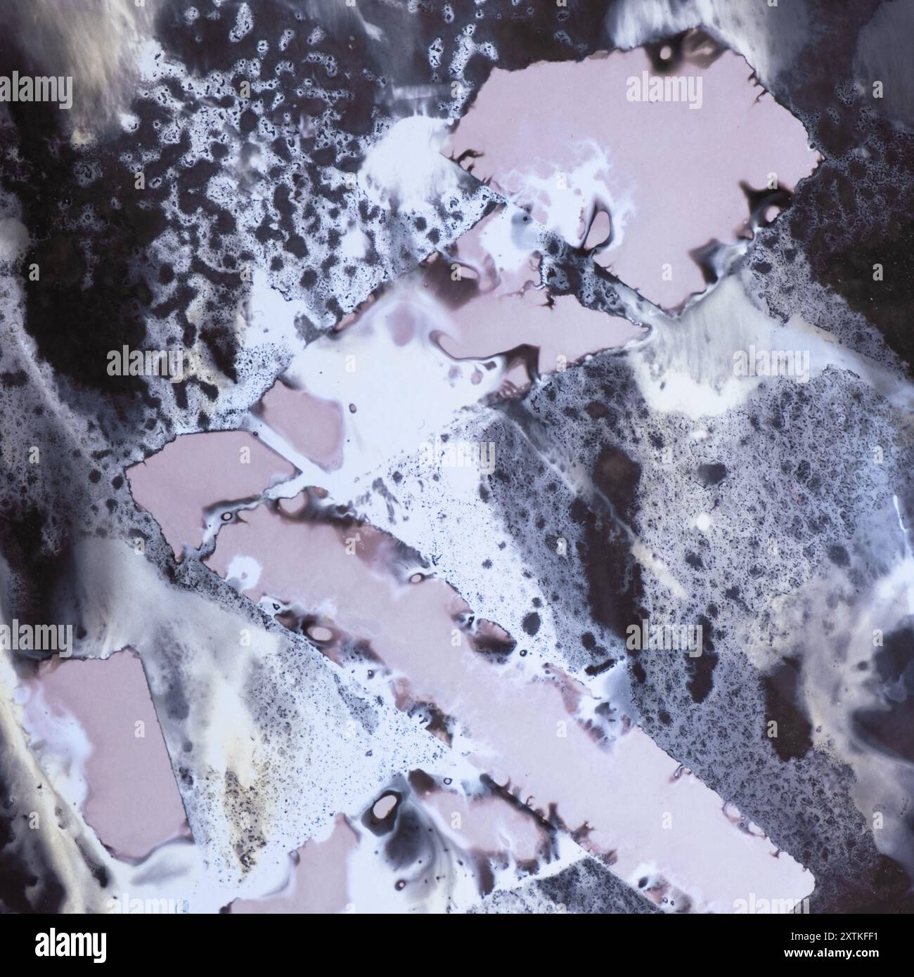 Visuelles experimentelles Artwork mit einem Chemigrammverfahren, um ein abstraktes, mehrdeutiges Bild zu erstellen, das auf eine Figur hindeutet, die läuft. Surreal, quadratisch. Stockfoto