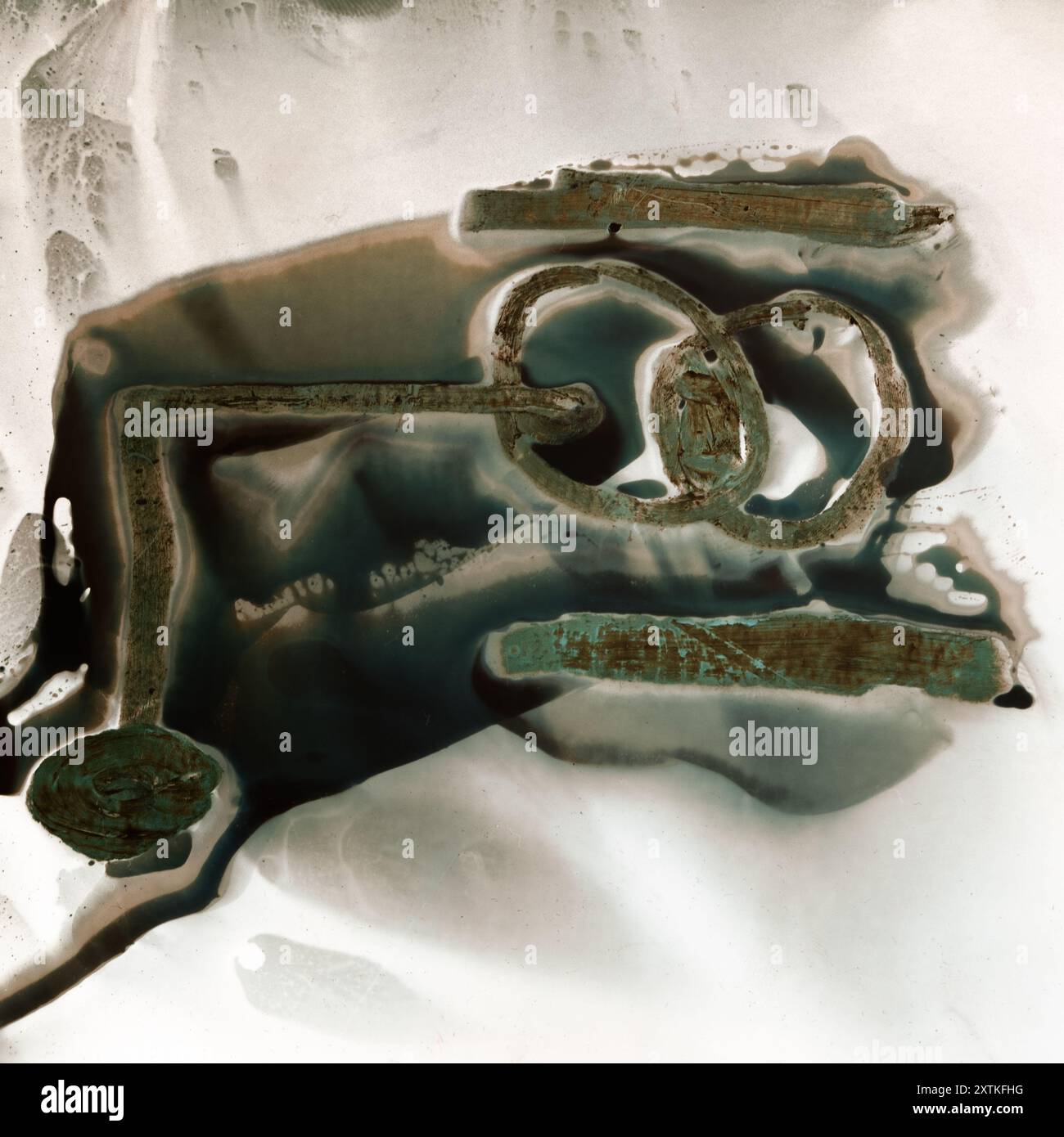 Abstrakte Kunst im Chemigrammverfahren, mehrdeutige, aber suggestive Form eines Grünen Frosches in Ölpasteln, surrealistisches, quadratisches Format. Stockfoto