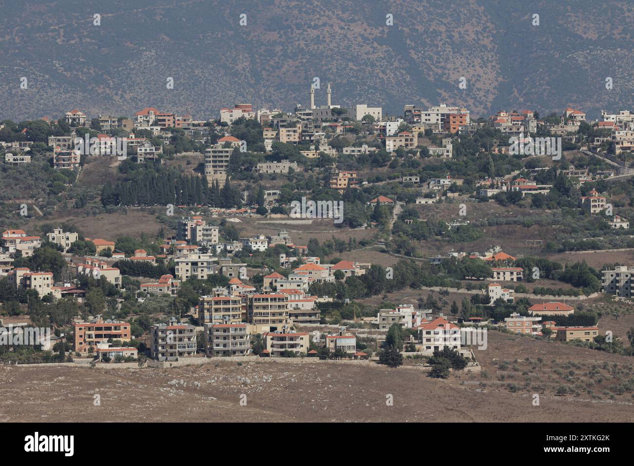 Marjayoun, Libanon. August 2024. Allgemeine Ansicht von Khiam im Südlibanon an der Blauen Linie zwischen Libanon und Israel. Das Dorf steht unter der Kontrolle der Hisbollah und wurde seit dem 7. Oktober, als der Krieg zwischen Hamas und Israel begann, häufig beschossen. (Foto: Vasily Krestyaninov/SOPA Images/SIPA USA) Credit: SIPA USA/Alamy Live News Stockfoto
