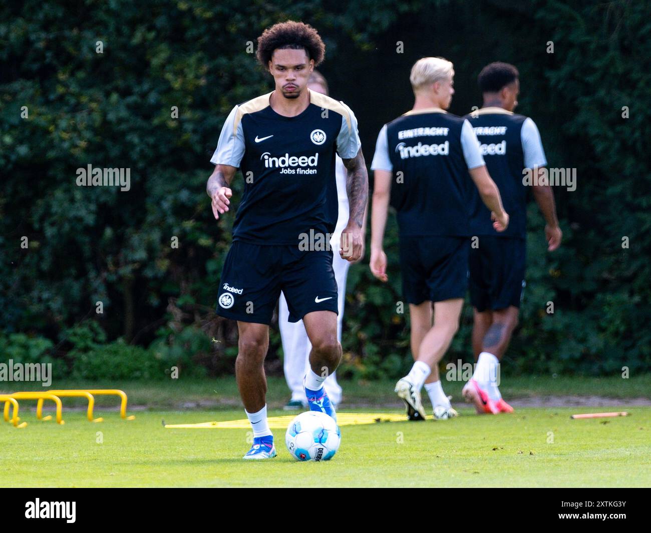 Nnamdi Collins (Eintracht Frankfurt, #34) am Ball, GER, Eintracht Frankfurt, Training, Fussball, Bundesliga, Saison 2024/2025, 15.08.2024. Foto: Eibner-Pressefoto/Florian Wiegand Stockfoto