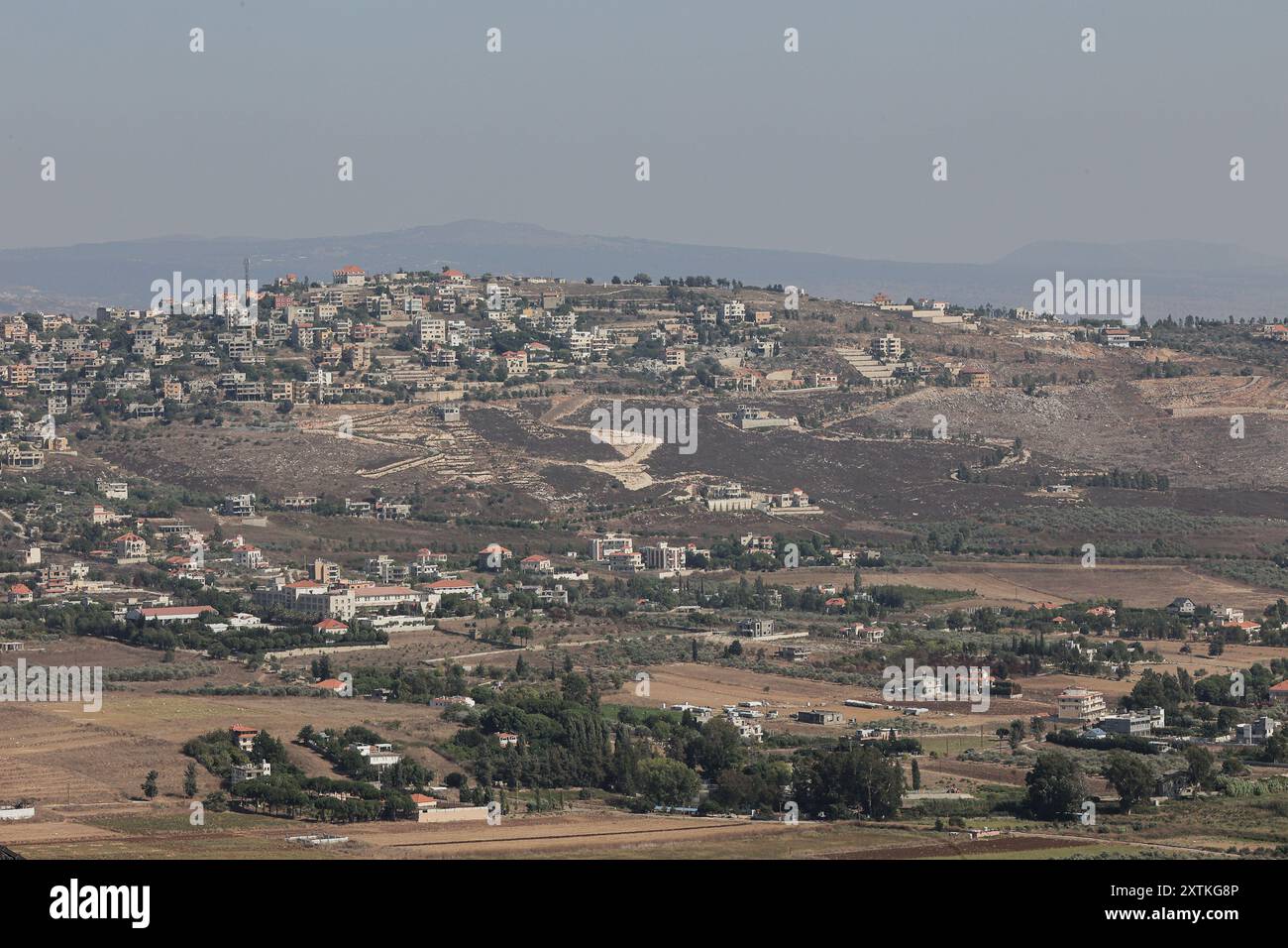 Marjayoun, Libanon. August 2024. Allgemeine Ansicht von Khiam im Südlibanon an der Blauen Linie zwischen Libanon und Israel. Das Dorf steht unter der Kontrolle der Hisbollah und wurde seit dem 7. Oktober, als der Krieg zwischen Hamas und Israel begann, häufig beschossen. (Credit Image: © Vasily Krestyaninov/SOPA Images via ZUMA Press Wire) NUR REDAKTIONELLE VERWENDUNG! Nicht für kommerzielle ZWECKE! Stockfoto