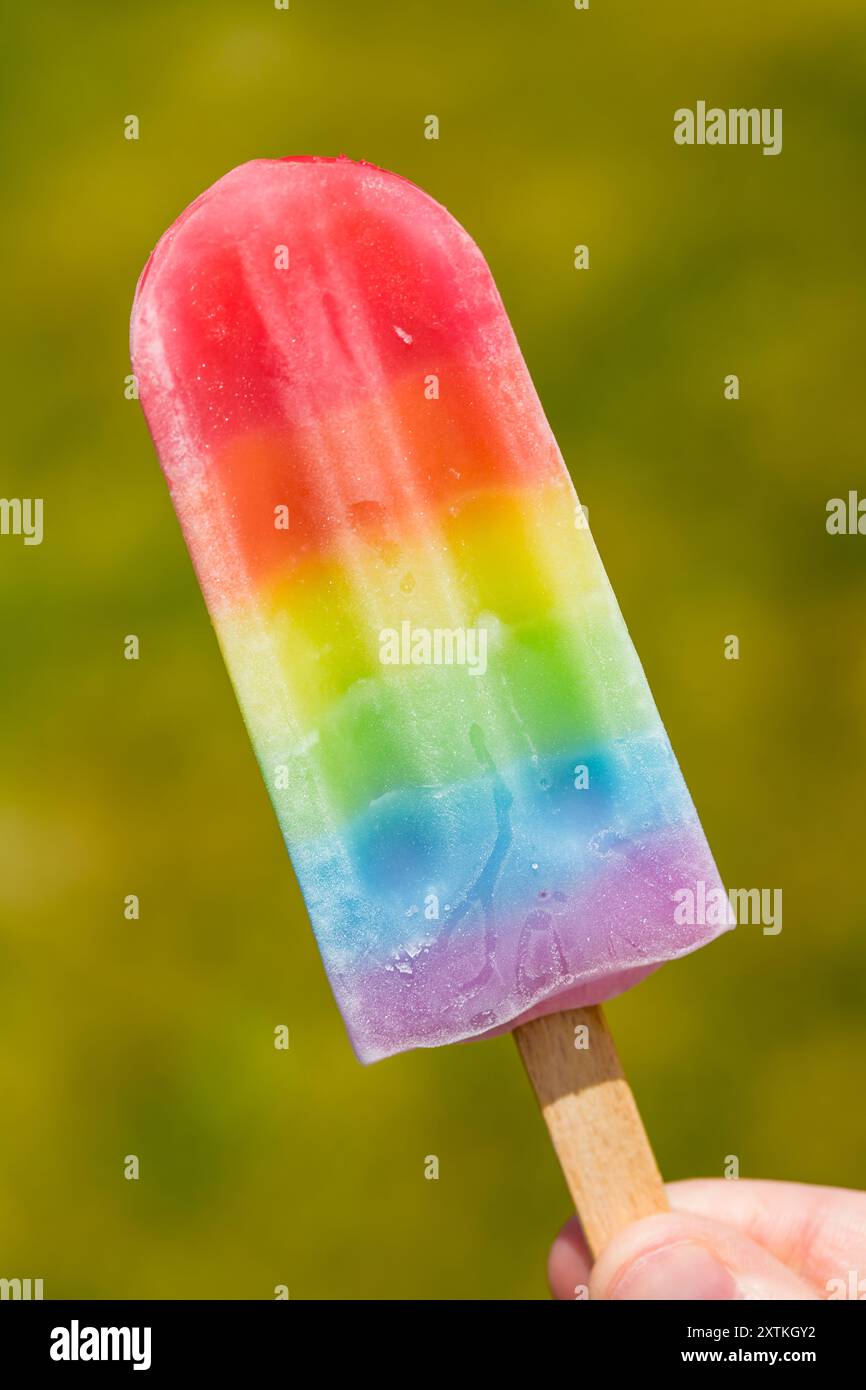 Süße Sommerregenbogenkaffel mit verschiedenen Fruchtaromen Stockfoto