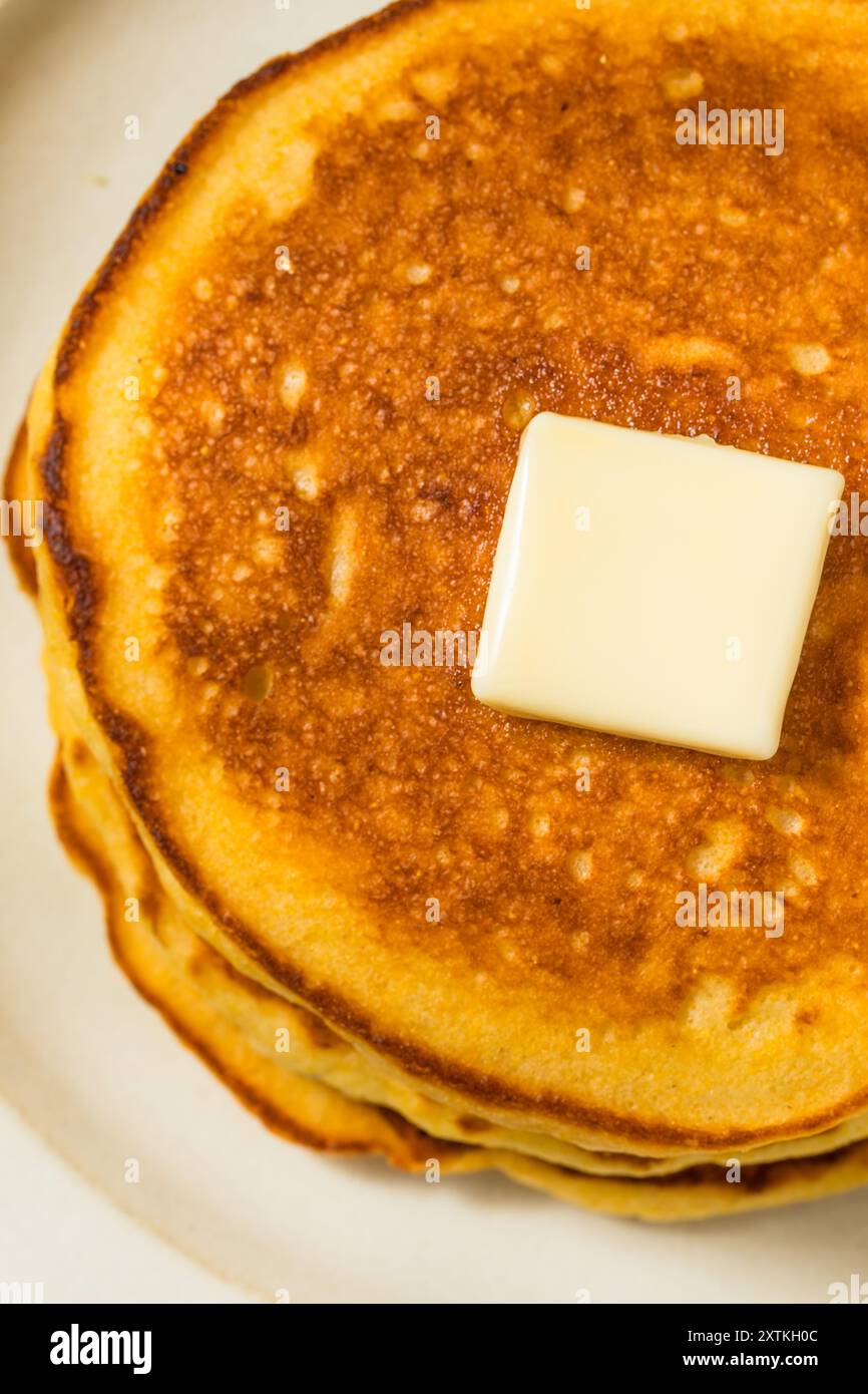 Hausgemachte Frühstück Maiskuchen Pancakes mit Butter und Sirup Stockfoto