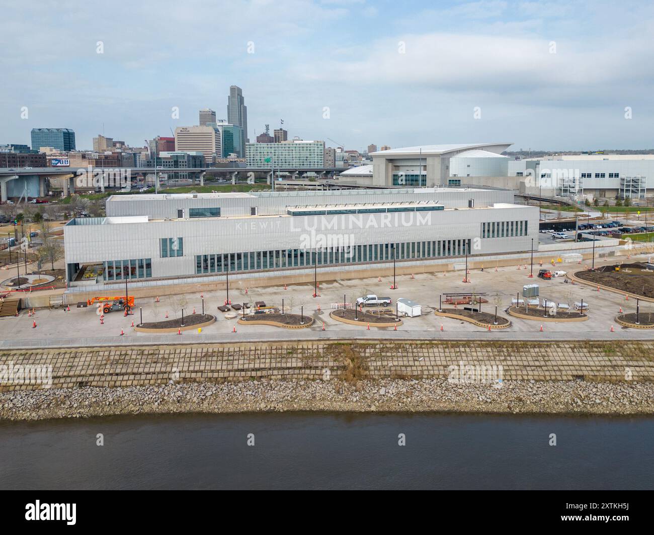 Luftaufnahme des Kiewit Luminarium Wissenschaftsmuseums in Omaha, Nebraska mit der Skyline von Omaha im Hintergrund Stockfoto