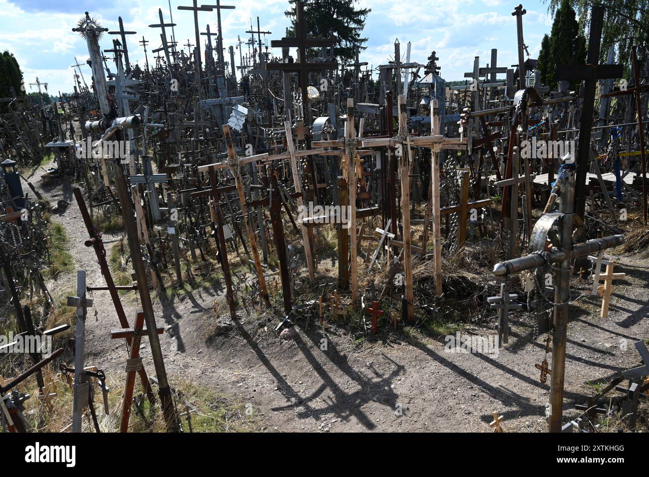 Siauliai, Litauen - 22. Juli 2024: Hügel der Kreuze (Kryziu kalnas). Der Kreuzberg ist ein bedeutender Ort der katholischen Wallfahrt in Litauen. Stockfoto