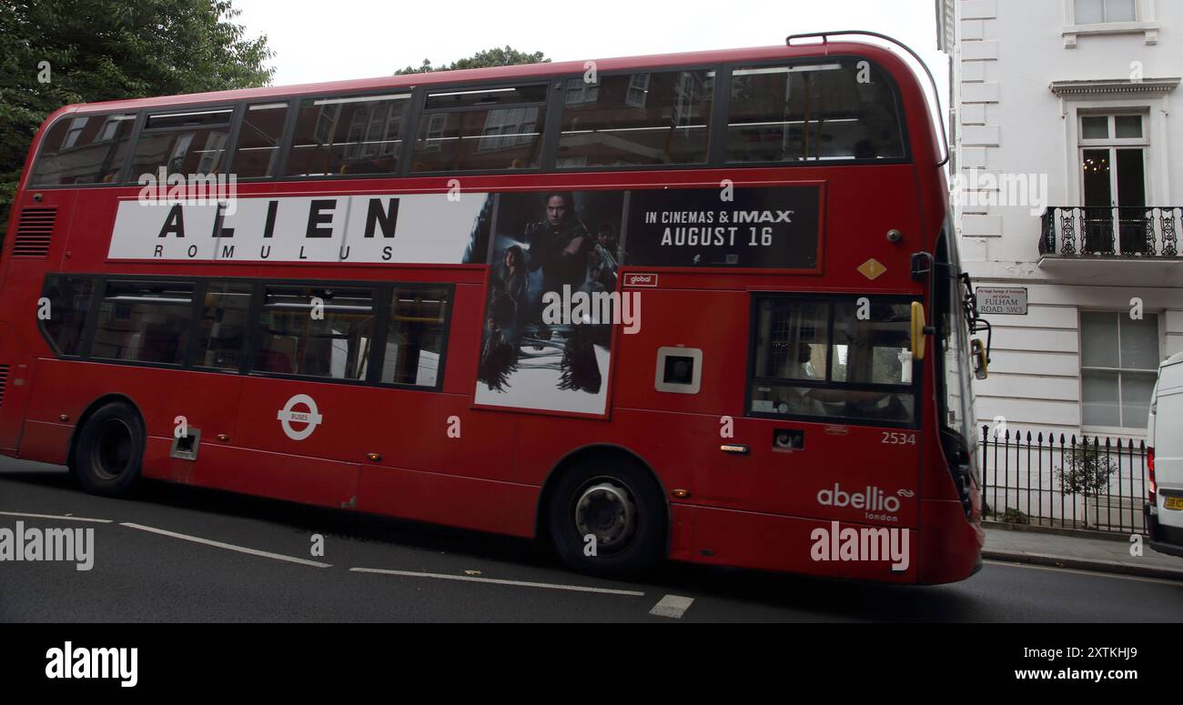 Doppeldeckerbus mit Filmwerbung Alien Romulus Fulham Road London England Stockfoto
