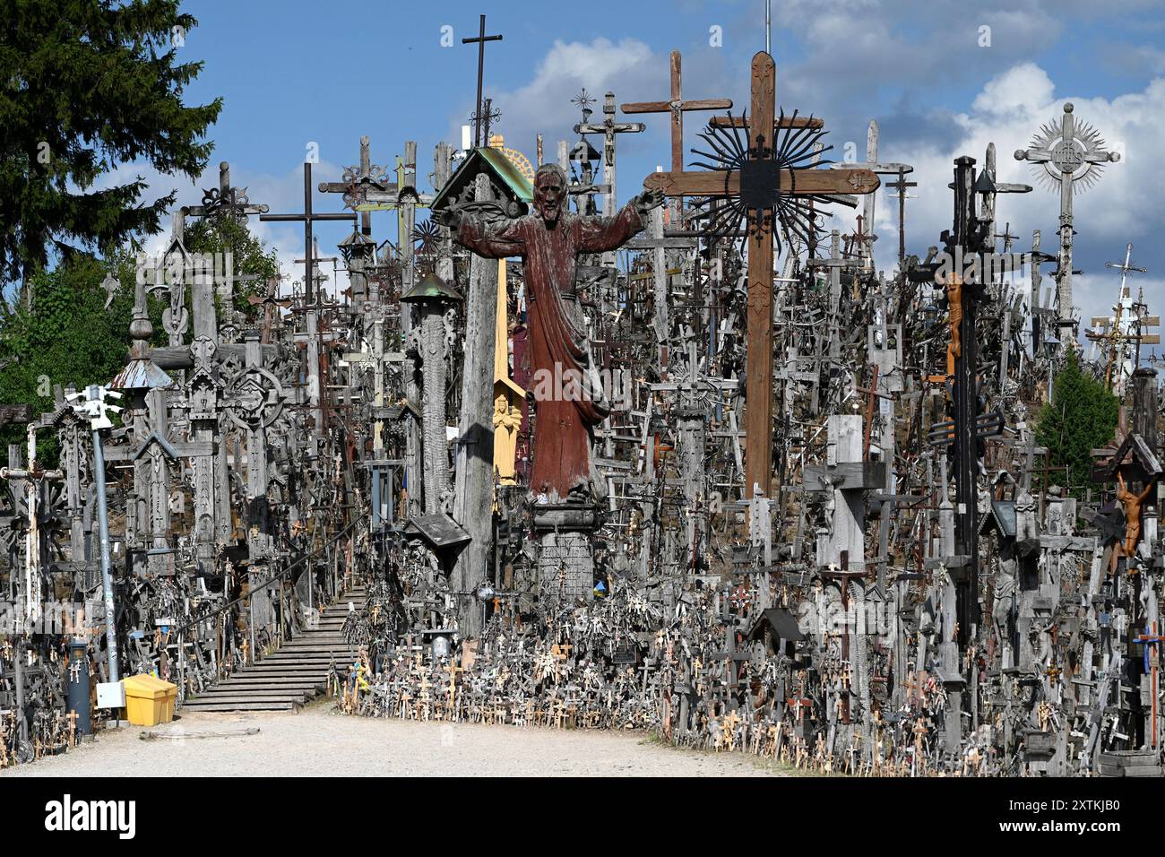 Hügel der Kreuze (Kryziu kalnas), Siauliai, Litauen. Der Kreuzberg ist ein bedeutender Ort der katholischen Wallfahrt in Litauen. Stockfoto