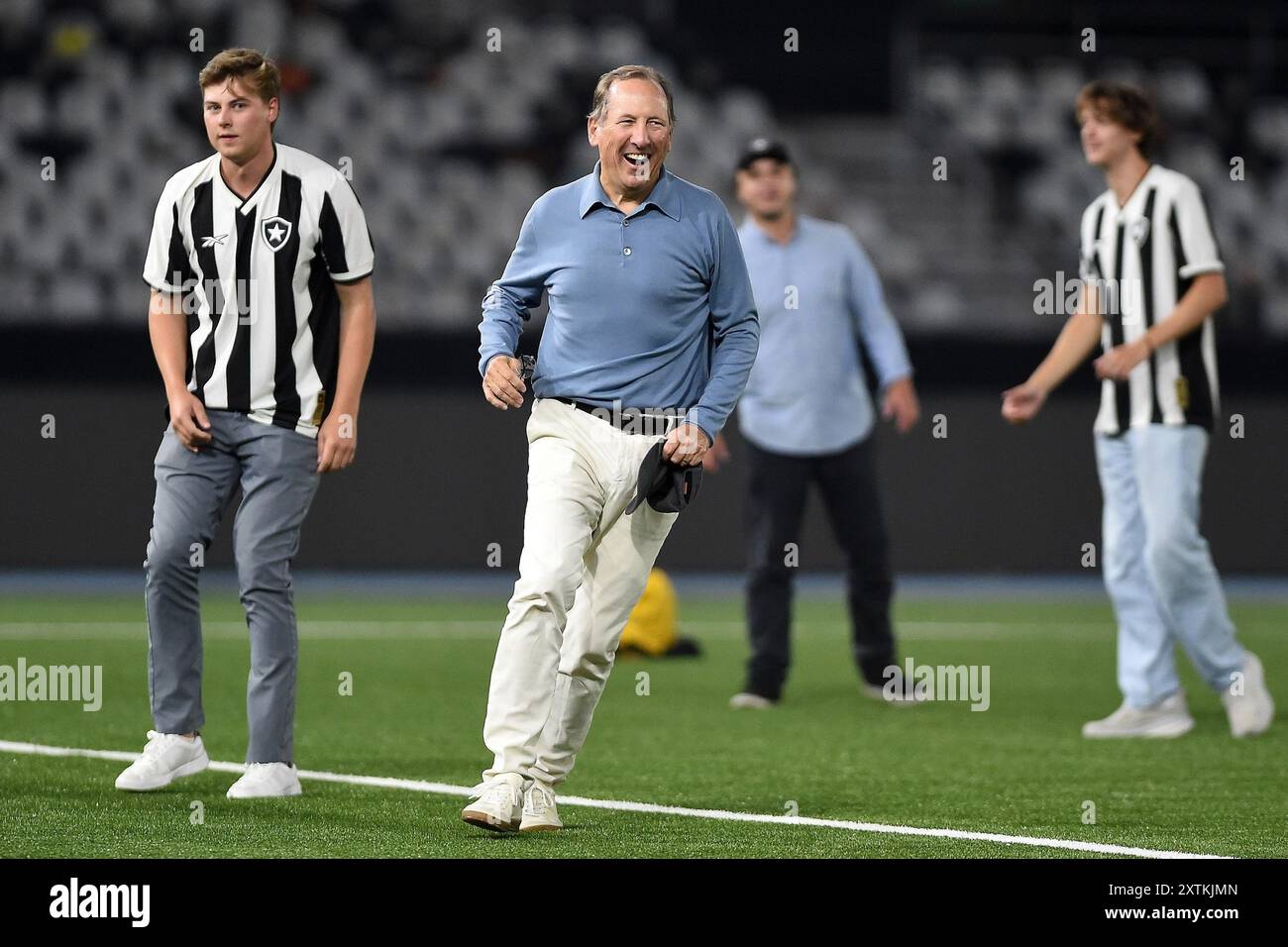 Rio de Janeiro, Brasilien, 14. August 2024. John Textor, Präsident und Eigentümer von SAF Botafogo, spielt mit Familienmitgliedern im Nilton Santos Stadi Ball Stockfoto