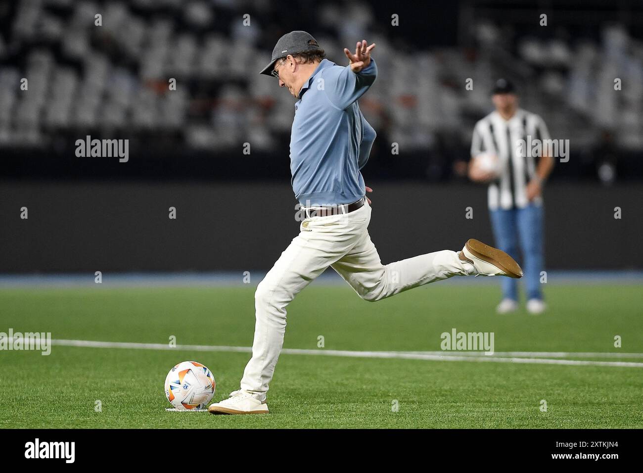 Rio de Janeiro, Brasilien, 14. August 2024. John Textor, Präsident und Eigentümer von SAF Botafogo, spielt mit Familienmitgliedern im Nilton Santos Stadi Ball Stockfoto