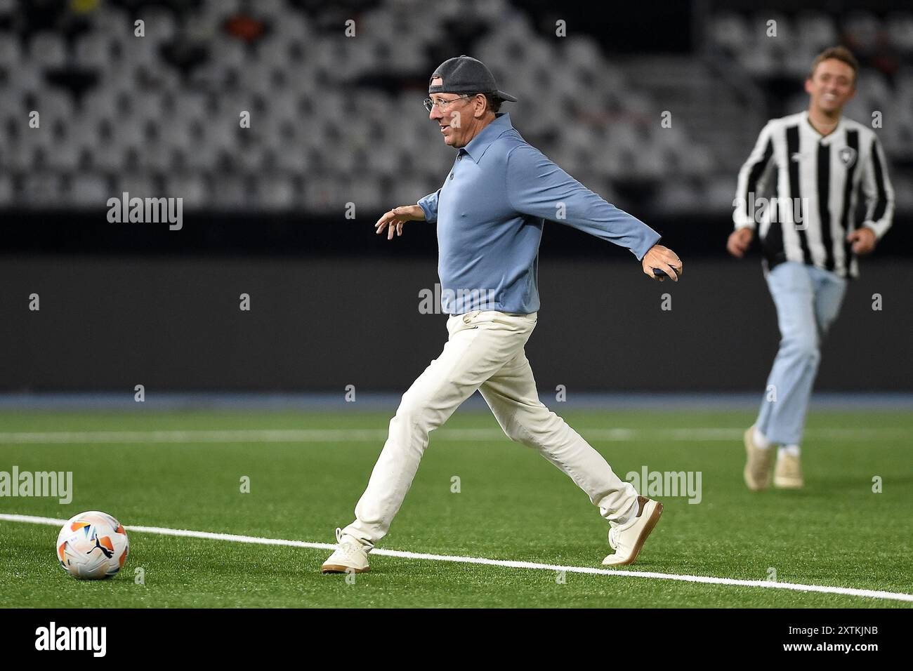 Rio de Janeiro, Brasilien, 14. August 2024. John Textor, Präsident und Eigentümer von SAF Botafogo, spielt mit Familienmitgliedern im Nilton Santos Stadi Ball Stockfoto