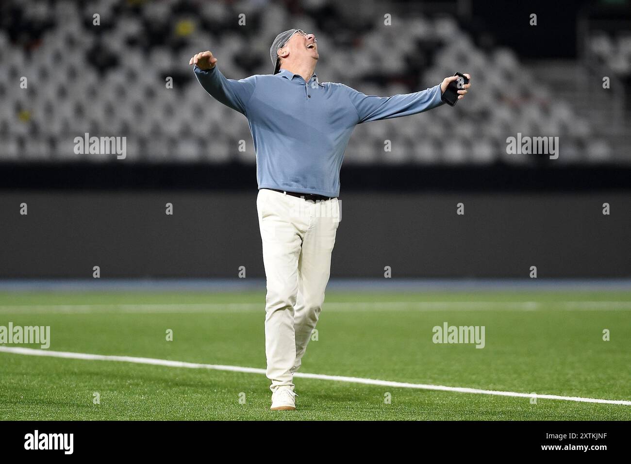 Rio de Janeiro, Brasilien, 14. August 2024. John Textor, Präsident und Eigentümer von SAF Botafogo, spielt mit Familienmitgliedern im Nilton Santos Stadi Ball Stockfoto