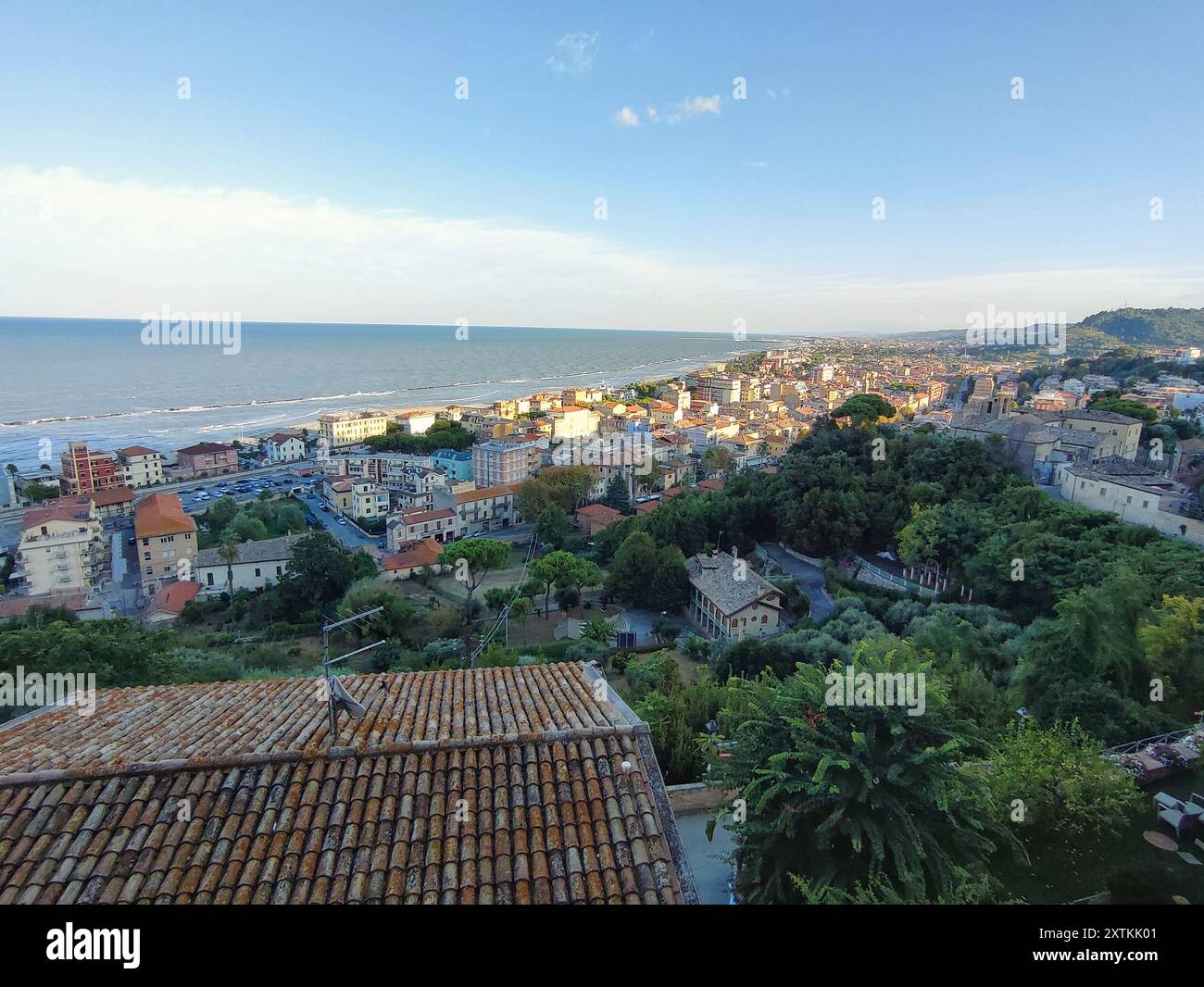 Foto di una cittadina di Mare con un belvedere sul Mare al tramonto Stockfoto