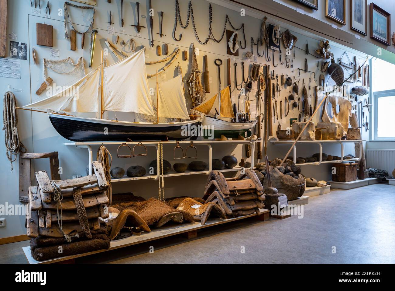 Skogar, Island, 16.05.2022. Skogar Museum, Ausstellungsraum mit alten Segel- und Fischerbooten und Ausstellungen von Schiffsausrüstung. Stockfoto