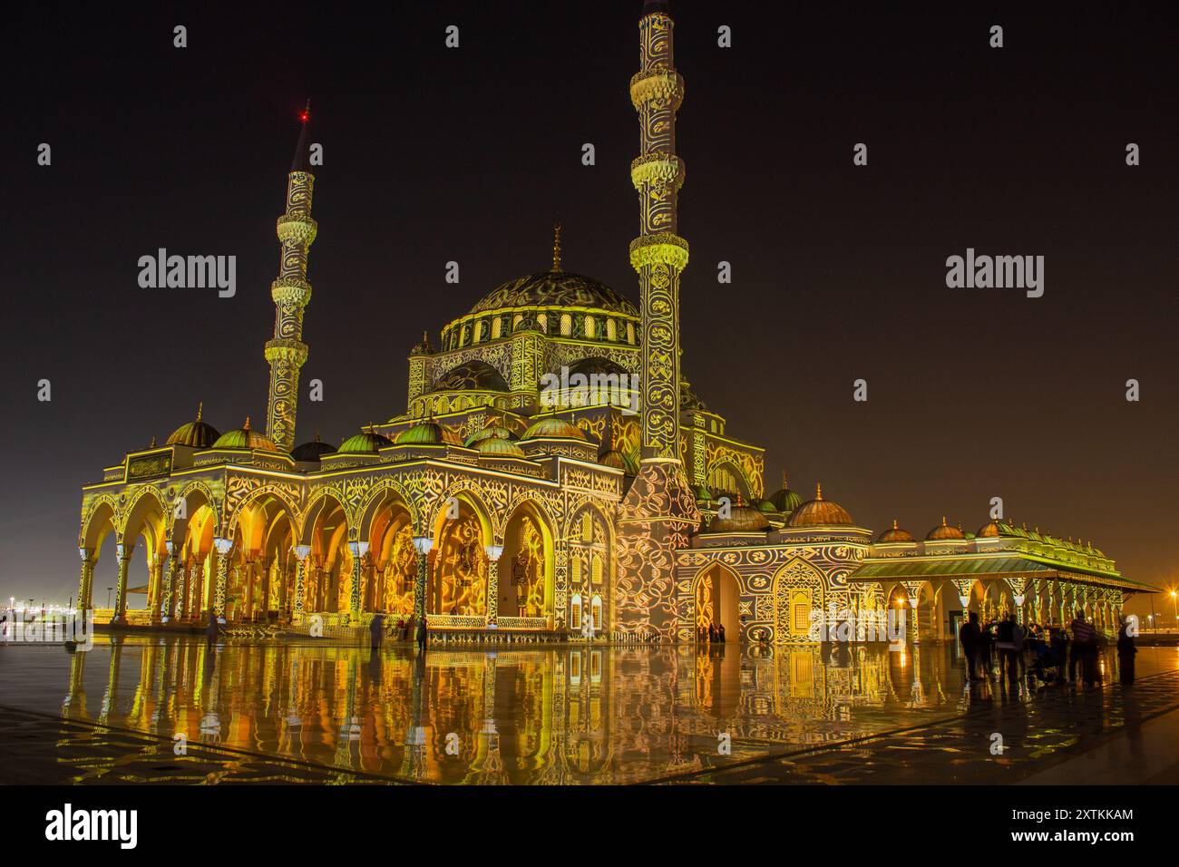 Wunderschöne Sharjah Moschee während des Lichtfestes in der Nacht. Bunte Lichter und Nacht, eine großartige Kombination aus Schönheit und Klasse. Stockfoto