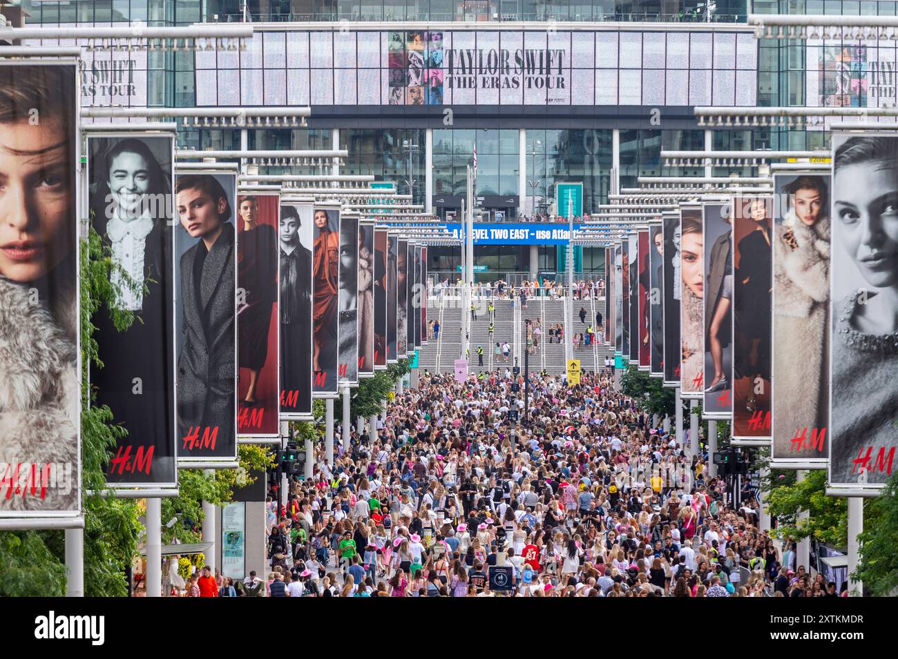 London, Großbritannien. August 2024. Taylor Swift Fans („Swifties“) vor dem Wembley Stadium vor Taylor Swifts Eras Tour August Konzerten. Taylor Swift trat drei Nächte im Juni auf und wird ab dem 15. August fünf weitere Nächte spielen. Die Sicherheit soll durch die Absage der Konzerte der Sängerin in Wien wegen mutmaßlicher terroristischer Drohungen erhöht worden sein. Quelle: Stephen Chung / Alamy Live News Stockfoto