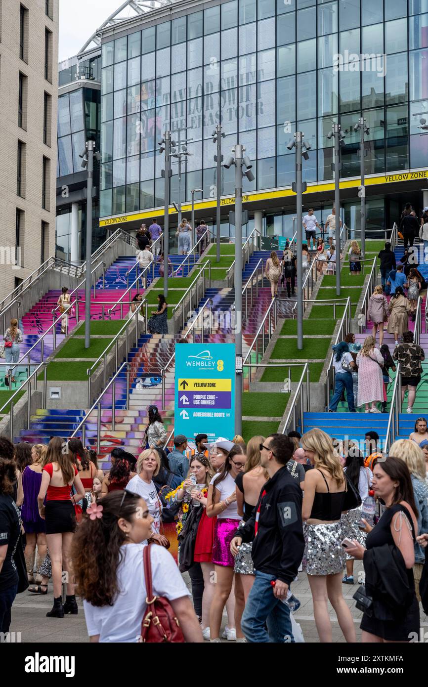 London, Großbritannien. August 2024. Taylor Swift Fans („Swifties“) vor dem Wembley Stadium vor Taylor Swifts Eras Tour August Konzerten. Taylor Swift trat drei Nächte im Juni auf und wird ab dem 15. August fünf weitere Nächte spielen. Die Sicherheit soll durch die Absage der Konzerte der Sängerin in Wien wegen mutmaßlicher terroristischer Drohungen erhöht worden sein. Quelle: Stephen Chung / Alamy Live News Stockfoto
