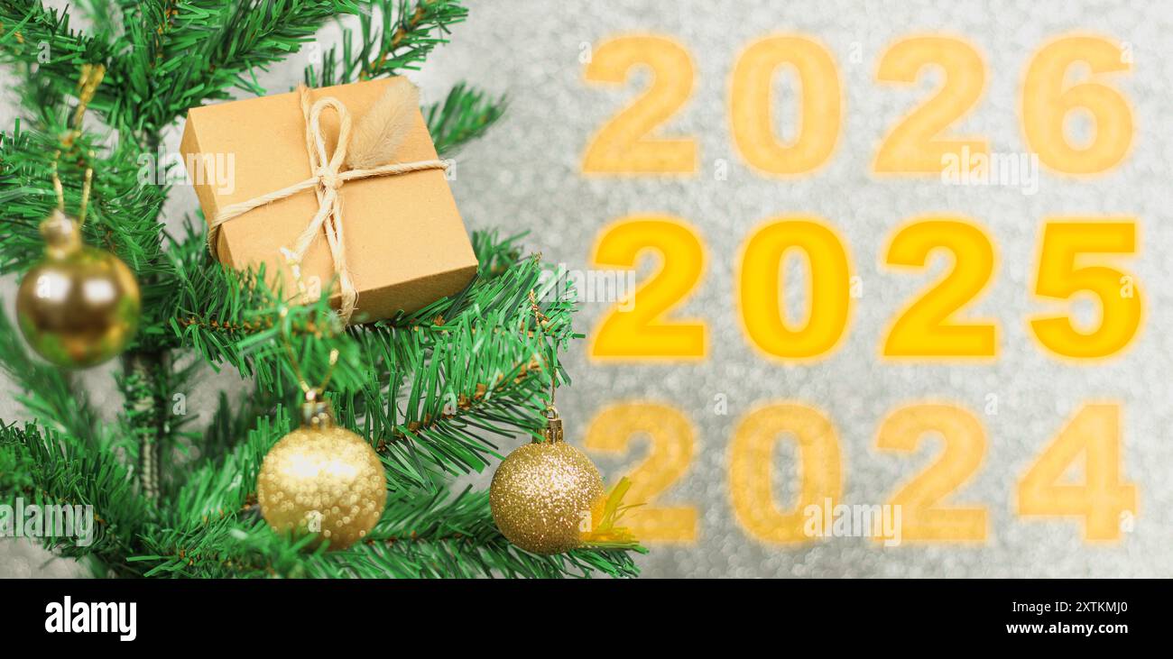 Happy New Year 2025 Jubiläum. Übergang von 2024 zu Neujahr 2025 Konzeptbild mit goldenem Kugelschmuck am Weihnachtsbaum. Stockfoto