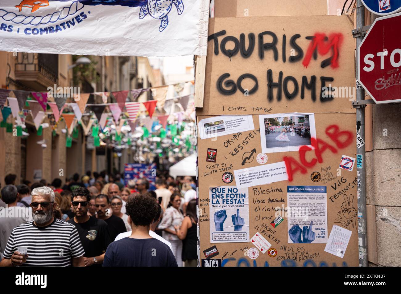 Barcelona, Spanien. August 2024. Dutzende Graffiti und Botschaften gegen den Tourismus während des Gracia Festivals, wo Nachbarn ihre Straßen als Symbol für Identität und Brüderlichkeit zwischen Nachbarn schmücken. (Kreditbild: © Marc Asensio Clupes/ZUMA Press Wire) NUR REDAKTIONELLE VERWENDUNG! Nicht für kommerzielle ZWECKE! Stockfoto