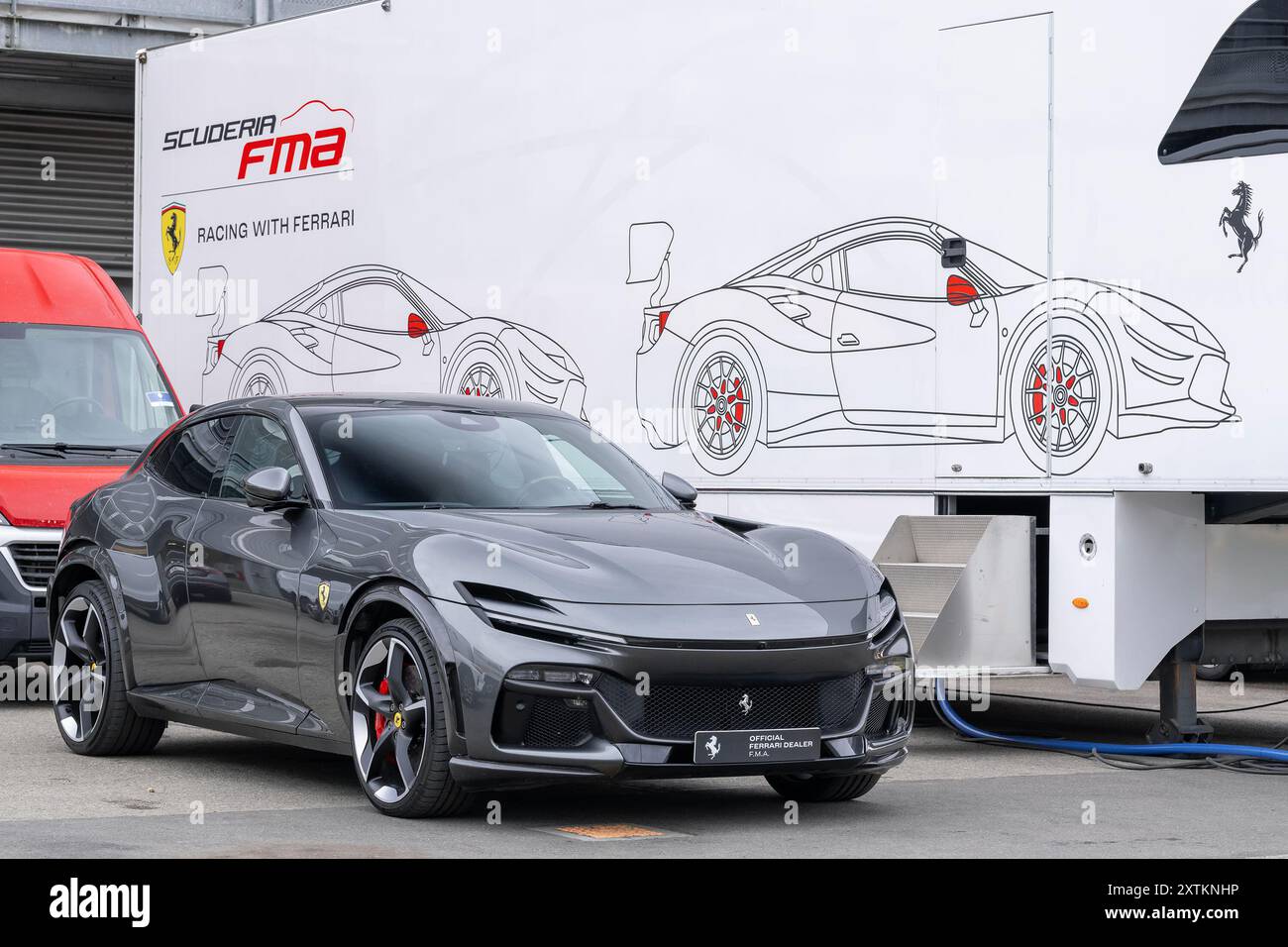 Spa-Francorchamps, Belgien - Blick auf einen grauen Ferrari Purosangue, der auf einem Parkplatz parkt. Stockfoto