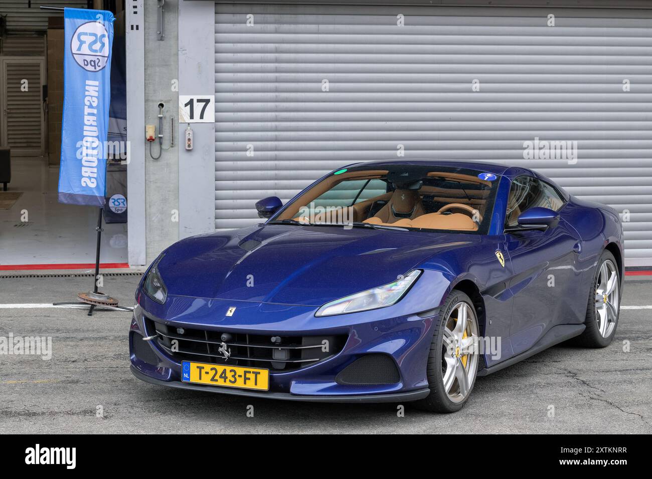 Spa-Francorchamps, Belgien - Blick auf einen blauen Ferrari Portofino, der auf einem Parkplatz parkt. Stockfoto