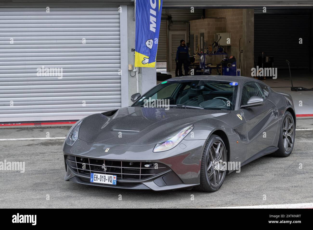 Spa-Francorchamps, Belgien - Blick auf einen grauen Ferrari F12berlinetta auf einem Parkplatz. Stockfoto