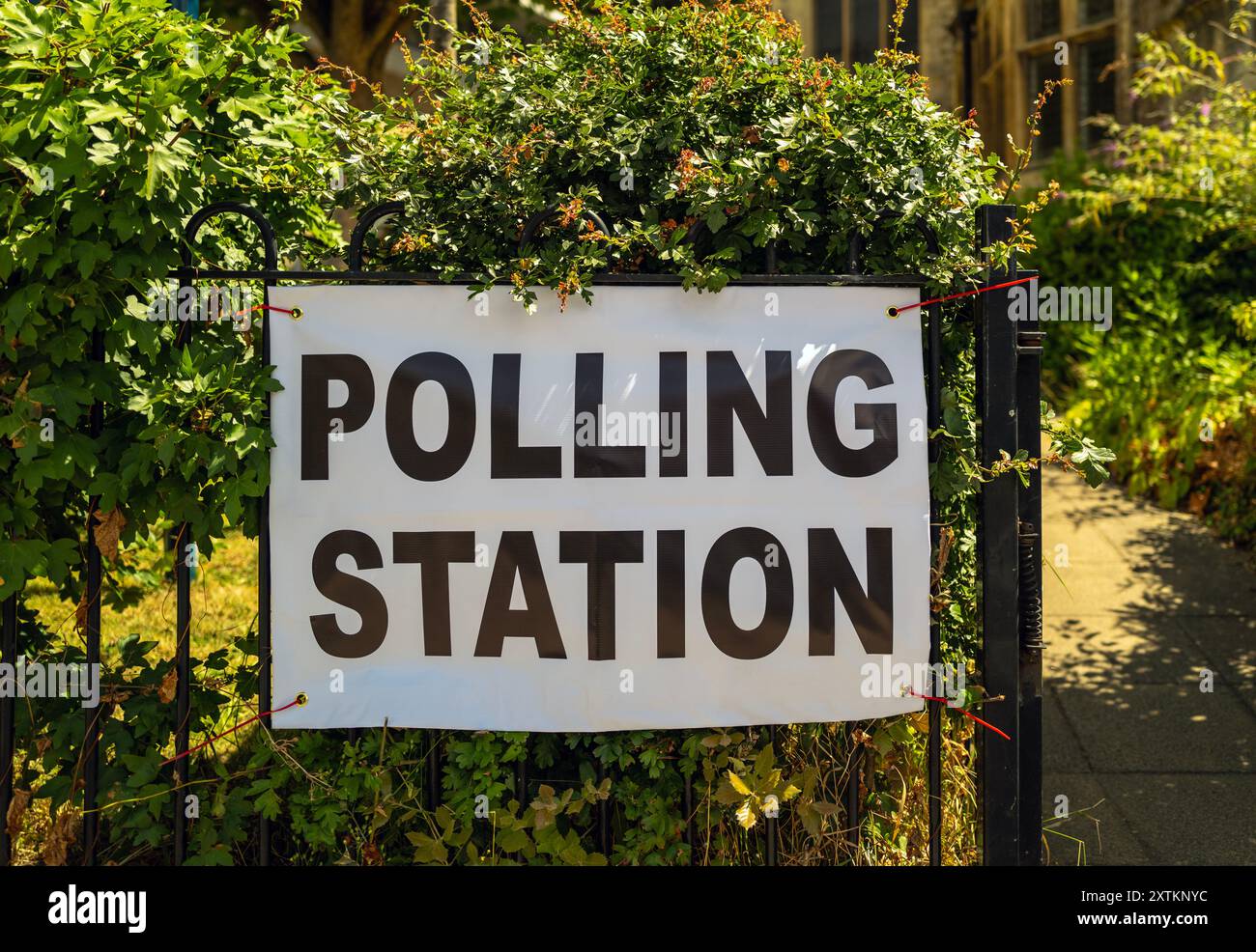 Pooling Station signahe vor einer Schule am Wahltag, London Stockfoto