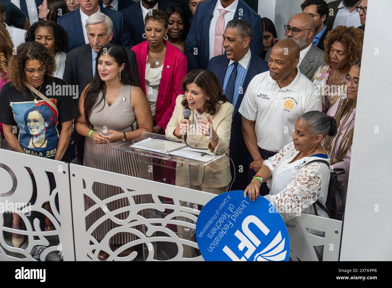 Gouverneur Kathy Hochul spricht bei einer Kundgebung zur Unterstützung Kamala Harris für den Präsidenten in der Unity Hall in New York. Die Kundgebung zur Unterstützung von Kamala Harris wurde vom demokratischen Parteibezirk in West Harlem und dem Kongressabgeordneten Adriano Espaillat organisiert. Aktivisten hielten eine Protestkundgebung gegenüber der Einheitshalle ab, um Palästina zu unterstützen, und beschuldigten die Biden-Harris-Regierung der Komplizenschaft durch die Lieferung von Waffen an Israel. Diese Aktivisten verlangten, den Verkauf von Waffen an Israel einzustellen. (Foto: Lev Radin/Pacific Press) Stockfoto