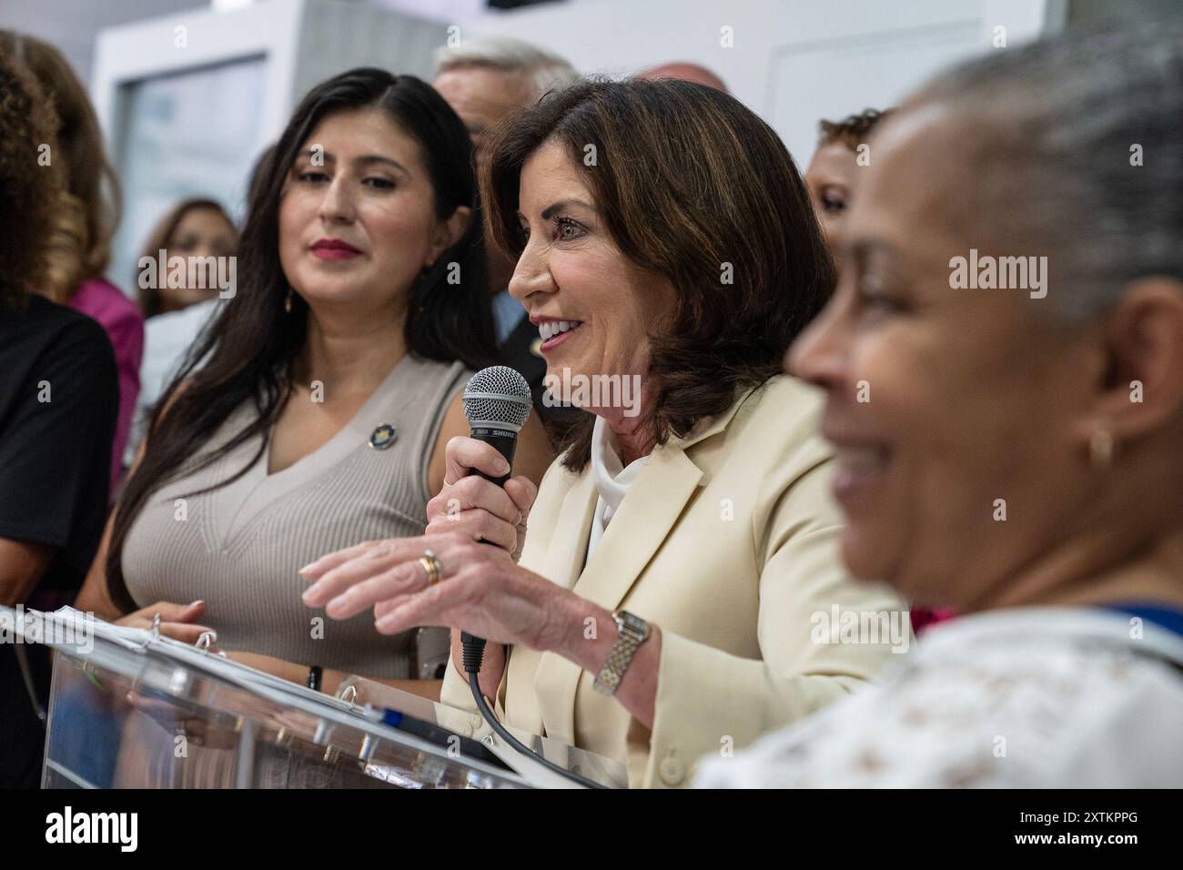 Gouverneur Kathy Hochul spricht bei einer Kundgebung zur Unterstützung Kamala Harris für den Präsidenten in der Unity Hall in New York. Die Kundgebung zur Unterstützung von Kamala Harris wurde vom demokratischen Parteibezirk in West Harlem und dem Kongressabgeordneten Adriano Espaillat organisiert. Aktivisten hielten eine Protestkundgebung gegenüber der Einheitshalle ab, um Palästina zu unterstützen, und beschuldigten die Biden-Harris-Regierung der Komplizenschaft durch die Lieferung von Waffen an Israel. Diese Aktivisten verlangten, den Verkauf von Waffen an Israel einzustellen. (Foto: Lev Radin/Pacific Press) Stockfoto
