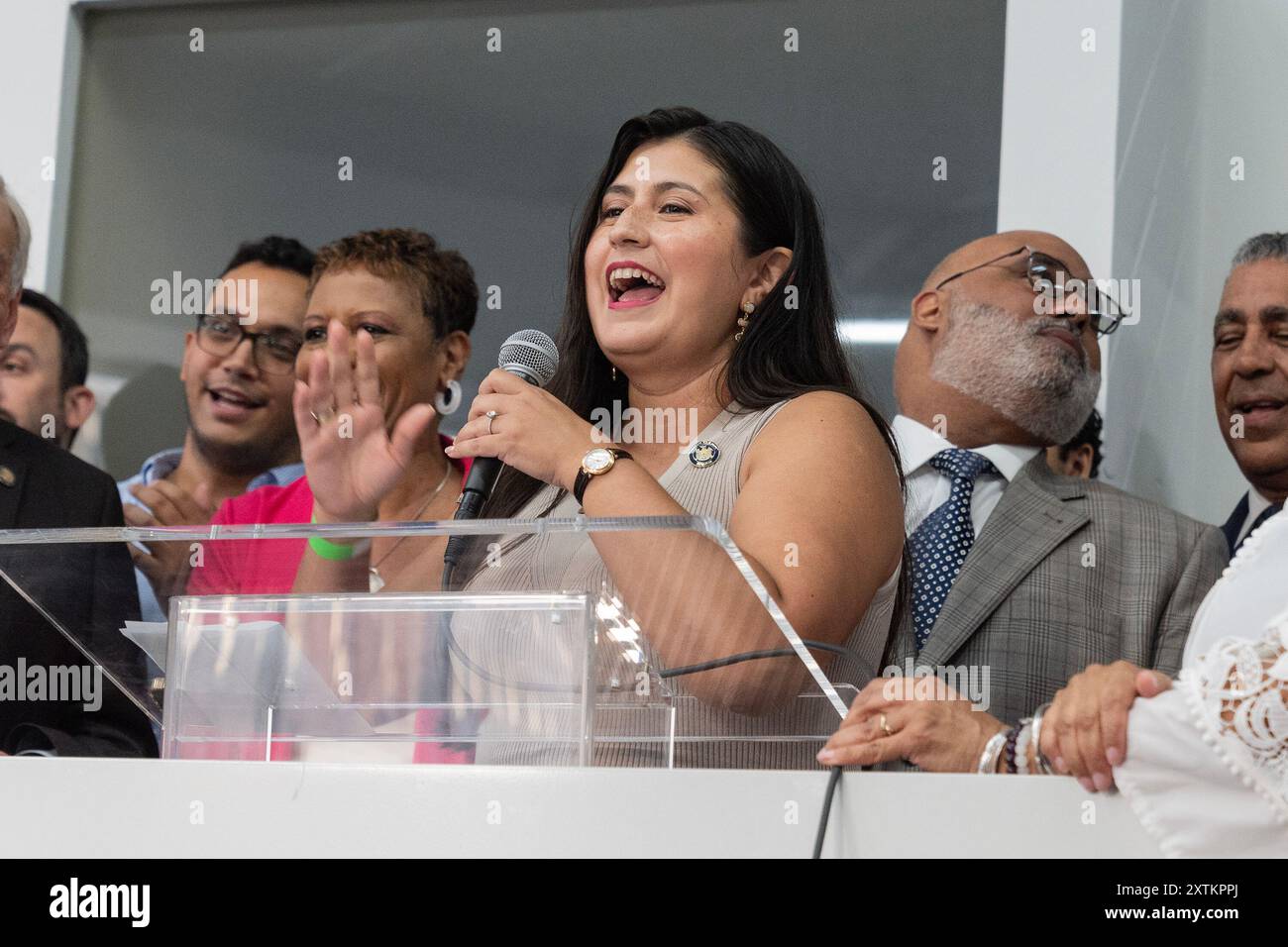 Senatorin Jessica Ramos spricht bei einer Kundgebung zur Unterstützung von Kamala Harris für den Präsidenten in der Unity Hall in New York. Die Kundgebung zur Unterstützung von Kamala Harris wurde vom demokratischen Parteibezirk in West Harlem und dem Kongressabgeordneten Adriano Espaillat organisiert. Aktivisten hielten eine Protestkundgebung gegenüber der Einheitshalle ab, um Palästina zu unterstützen, und beschuldigten die Biden-Harris-Regierung der Komplizenschaft durch die Lieferung von Waffen an Israel. Diese Aktivisten verlangten, den Verkauf von Waffen an Israel einzustellen. (Foto: Lev Radin/Pacific Press) Stockfoto