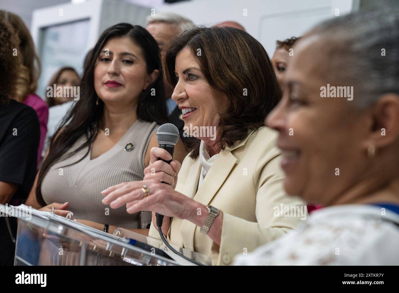 New York, New York, USA. August 2024. Gouverneur Kathy Hochul spricht bei einer Kundgebung zur Unterstützung Kamala Harris für den Präsidenten in der Unity Hall in New York. Die Kundgebung zur Unterstützung von Kamala Harris wurde vom demokratischen Parteibezirk in West Harlem und dem Kongressabgeordneten Adriano Espaillat organisiert. Aktivisten hielten eine Protestkundgebung gegenüber der Einheitshalle ab, um Palästina zu unterstützen, und beschuldigten die Biden-Harris-Regierung der Komplizenschaft durch die Lieferung von Waffen an Israel. Diese Aktivisten verlangten, den Verkauf von Waffen an Israel einzustellen. (Foto: © Lev Radin/Pacific Press via ZUMA Press Wire) EDITO Stockfoto